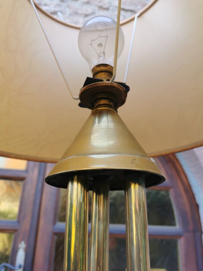 Floor lamp with lampshade