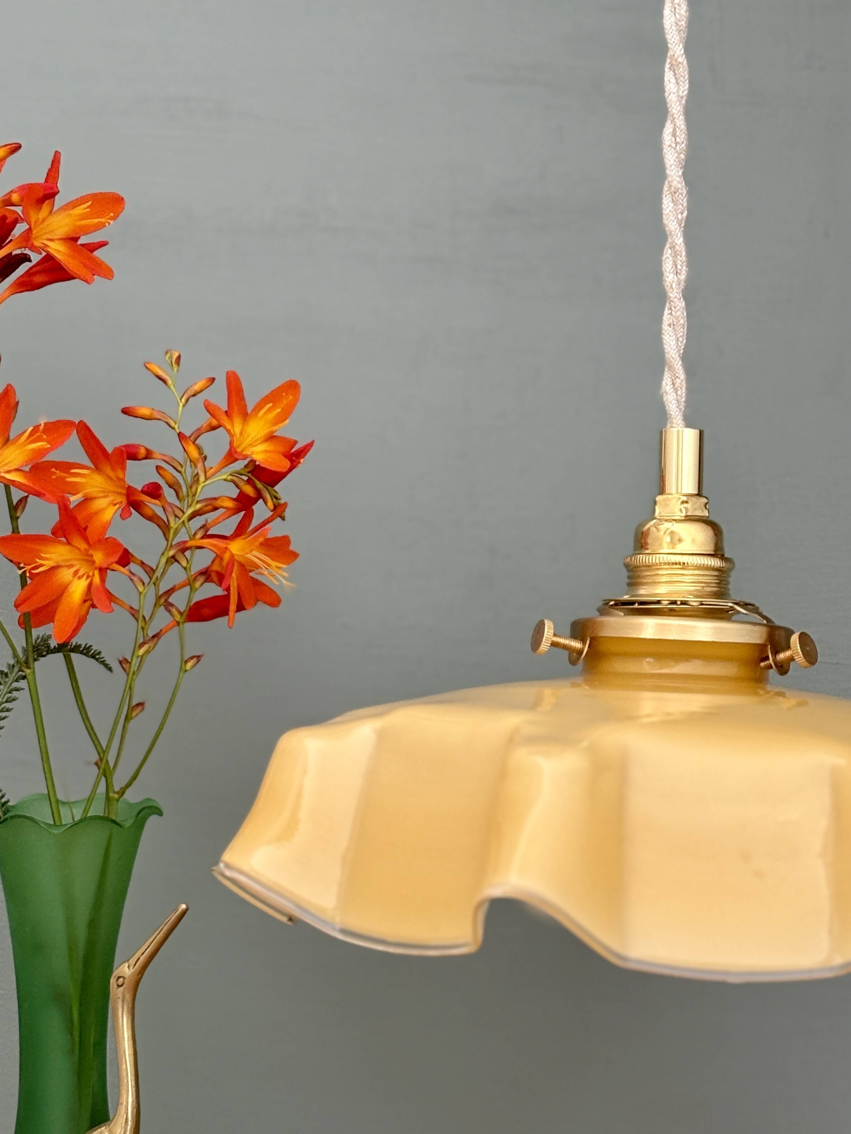 Suspension abat-jour vintage en opaline jaune