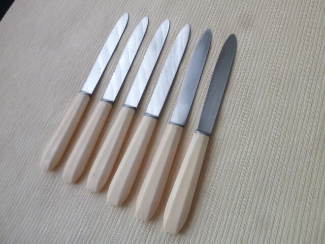 Set of 6 Pradel table knives stainless steel serrated blades, bakelite handles
