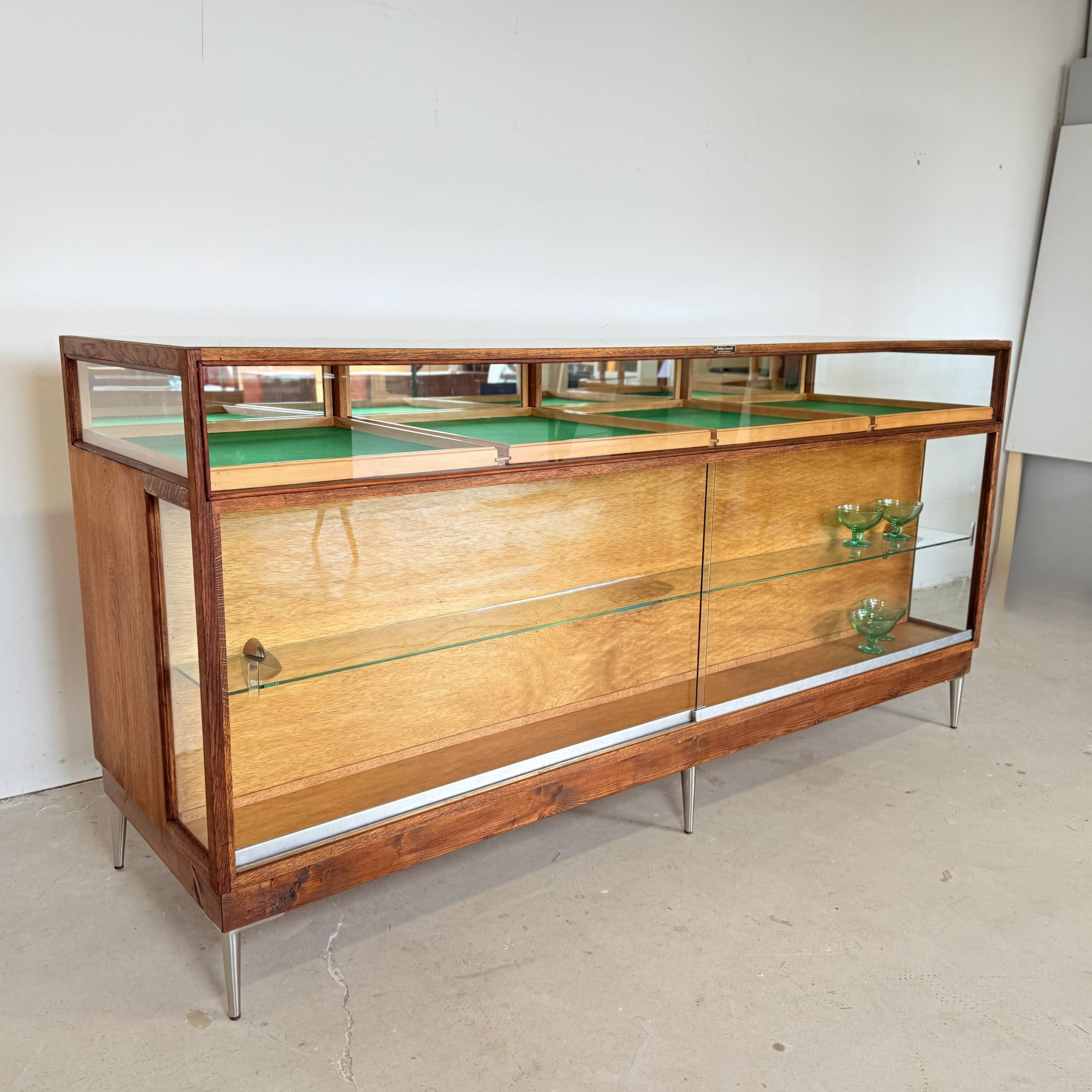 Vintage counter display case, Flemming’s Ladenmöbel