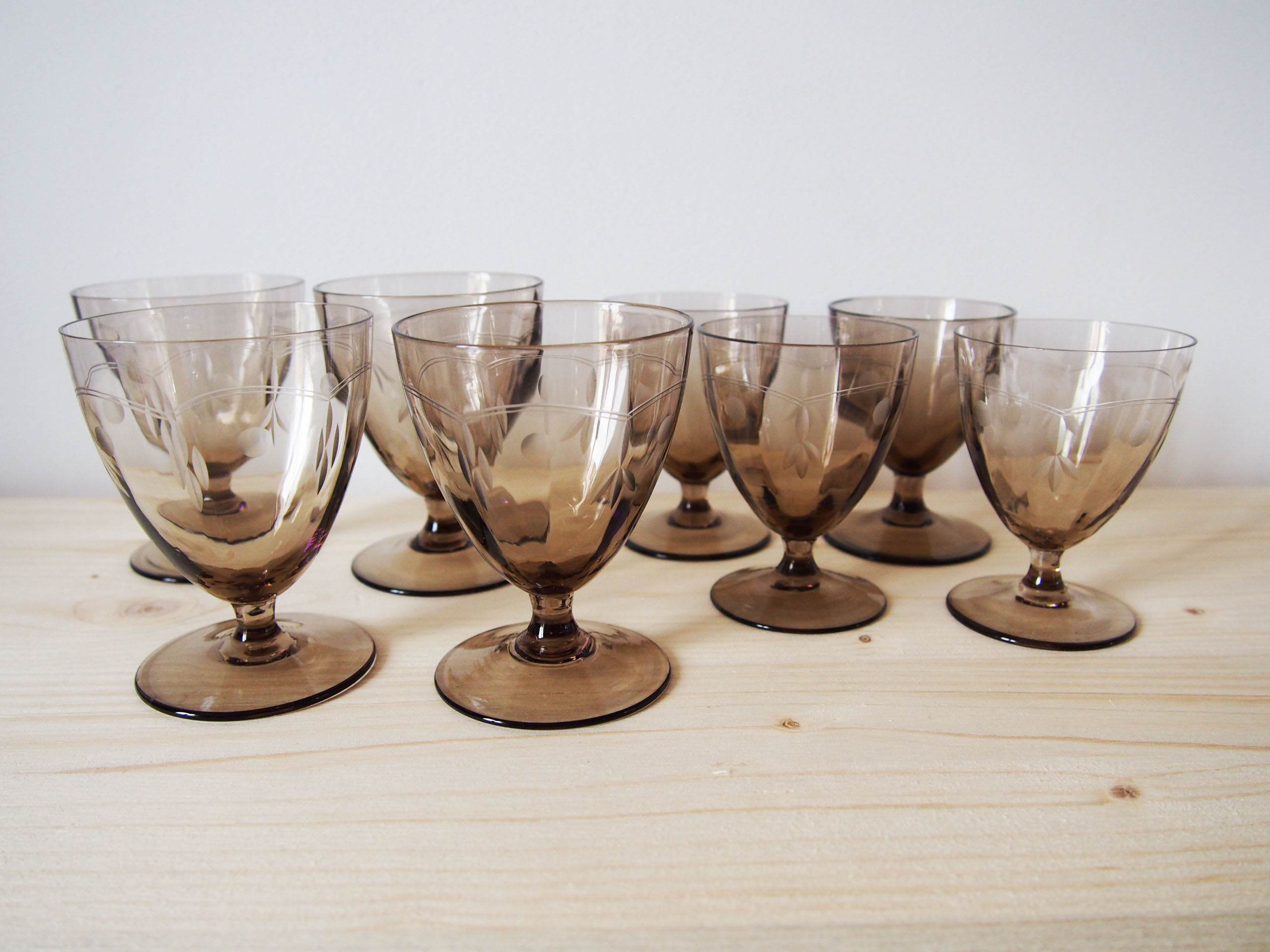 Set 8 engraved smoked glasses