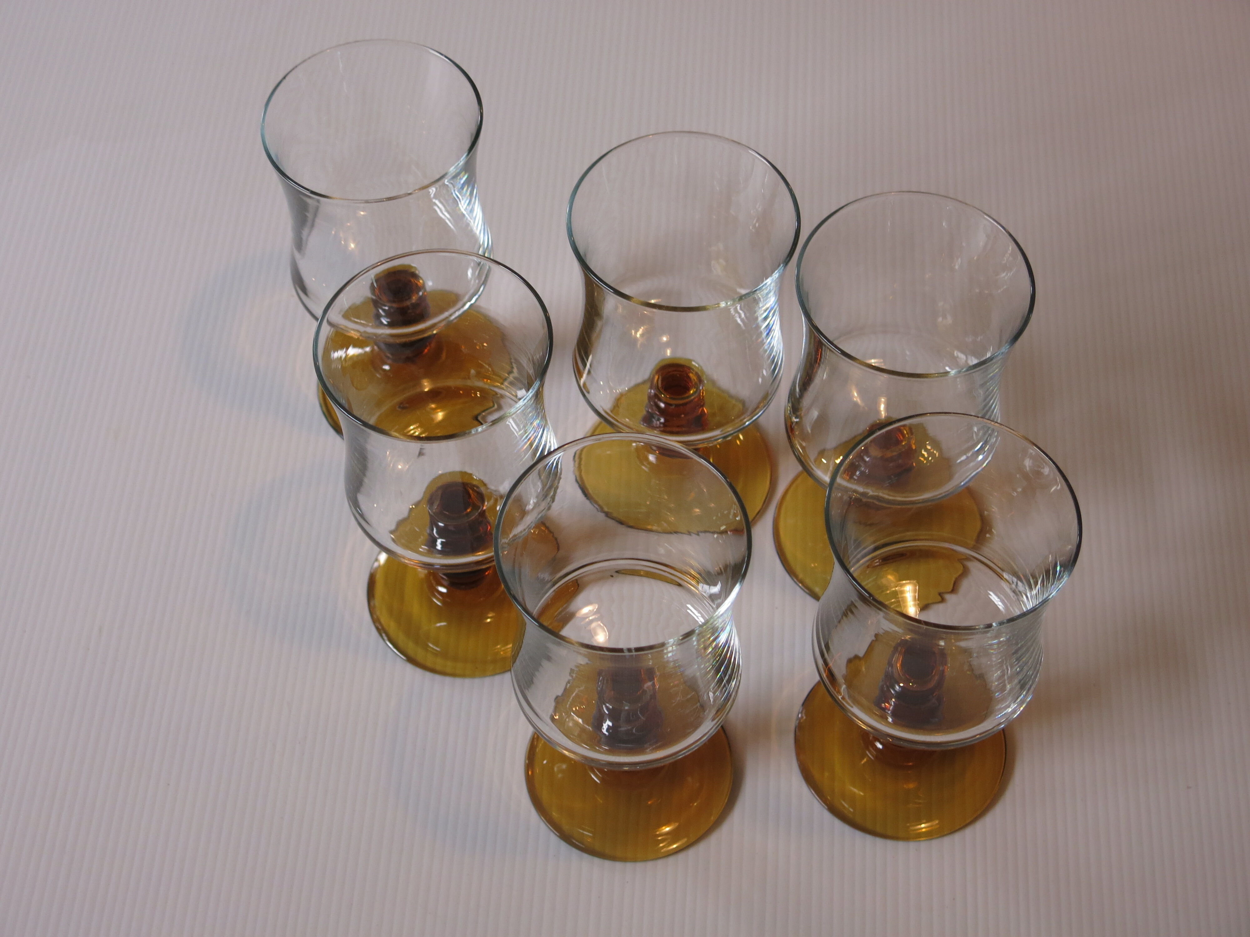 6 vintage stemmed glasses in very good condition