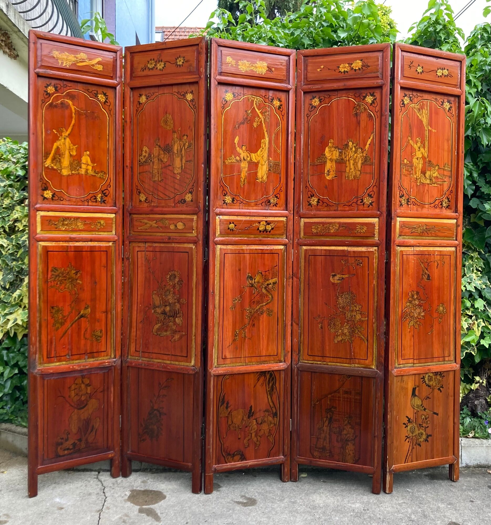 Chinese screen with five wooden panels, gilded décor of characters, vegetables, flowers and birds