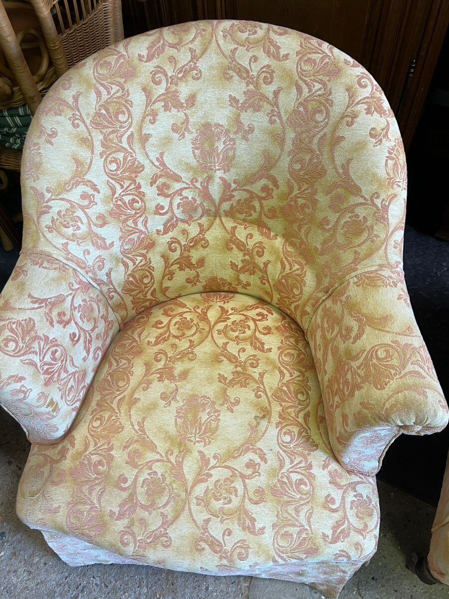Salon Crapaud ancien de 3 pièces recouvert d’un beau velours, canapé et fauteuils