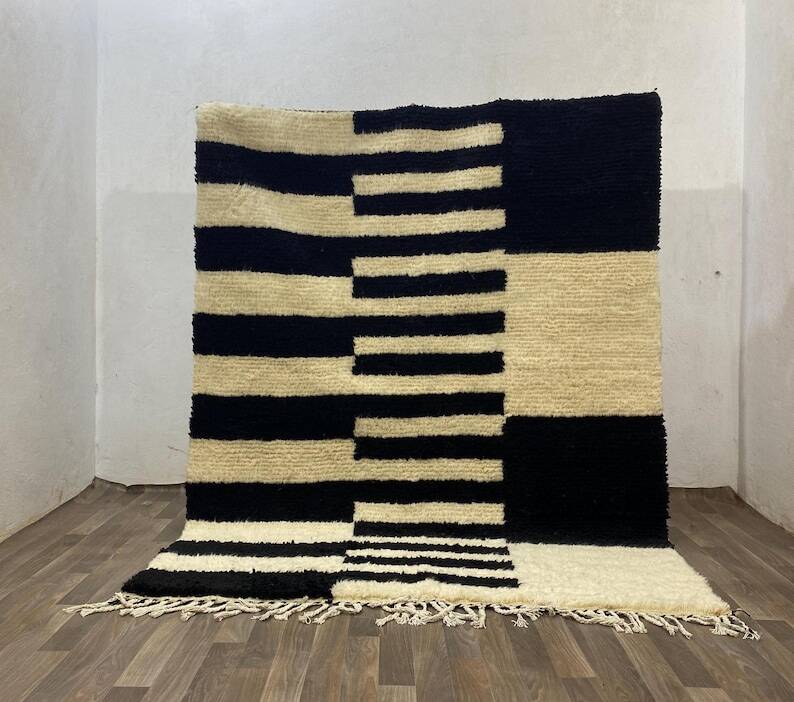 Off-white Moroccan rug with geometric patterns, 250cm x 150cm