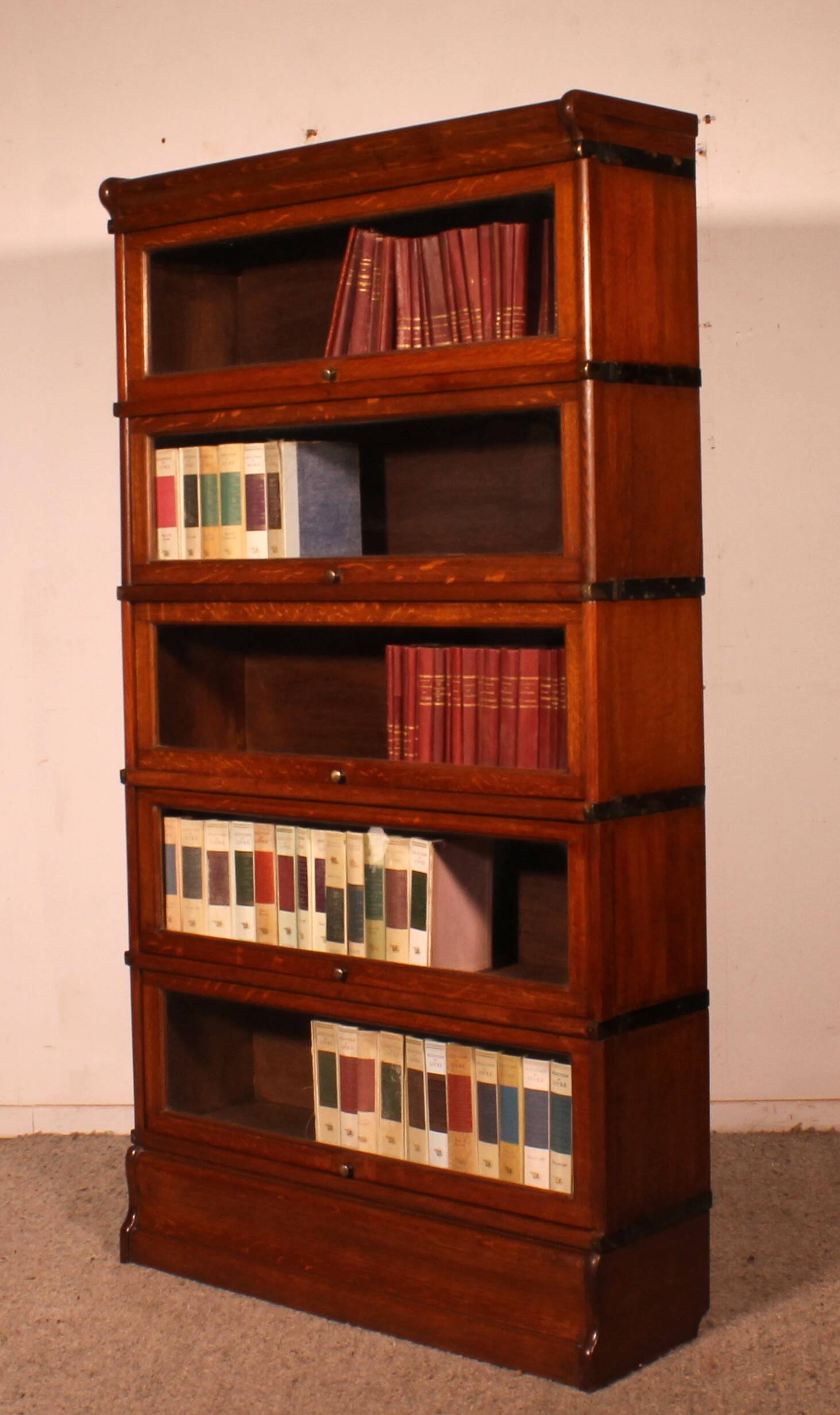 Globe Wernicke Library in oak, 5 pieces.