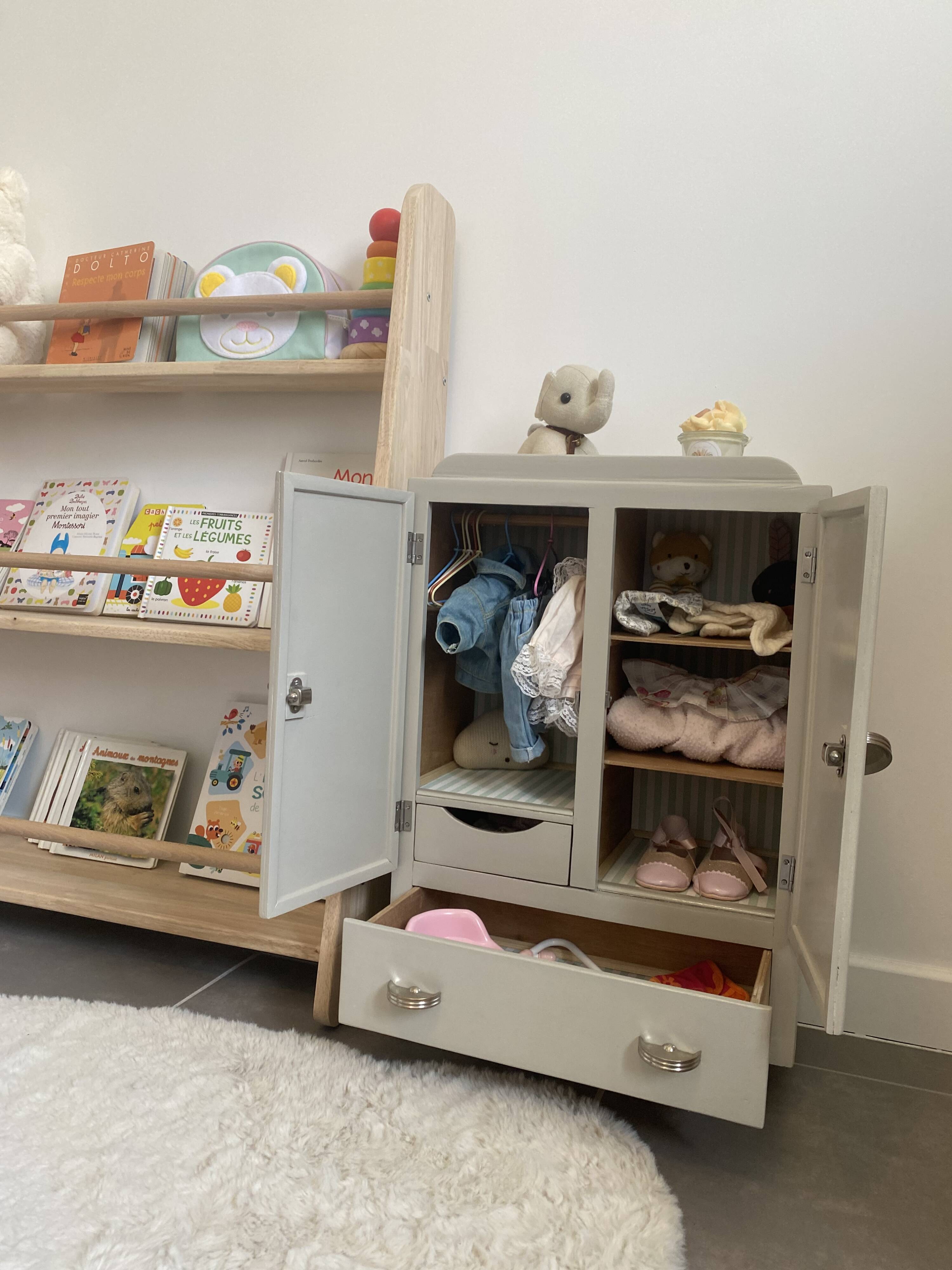 Vintage doll's wardrobe