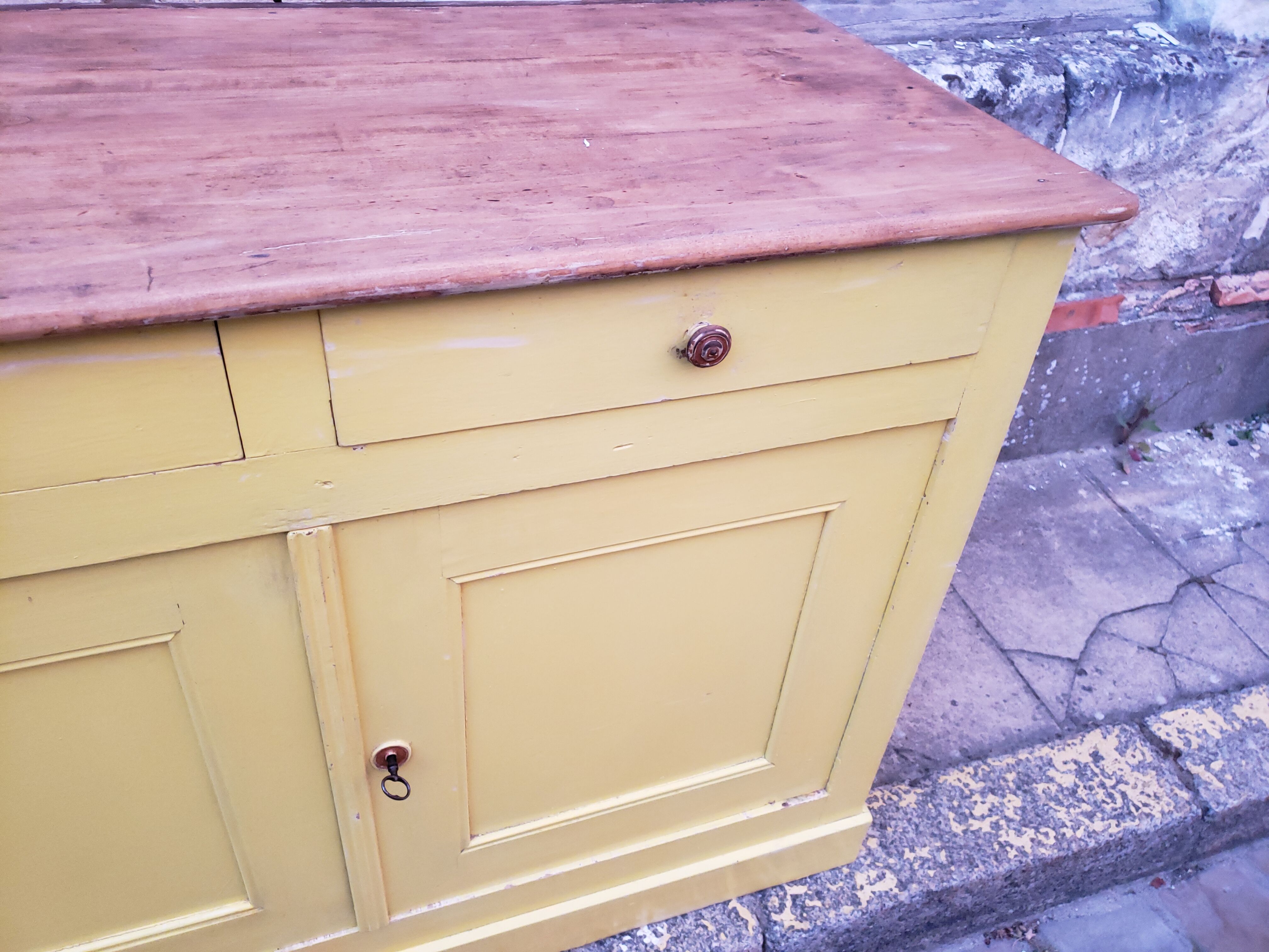 Lemon yellow country buffet