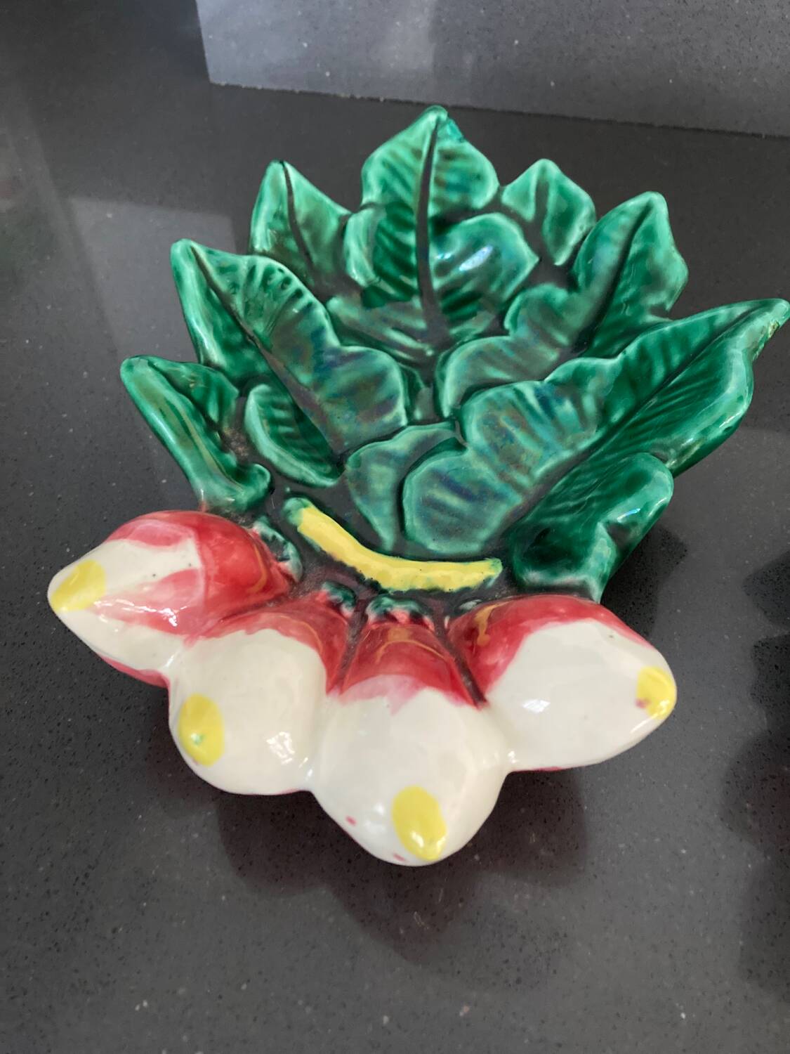 Pair of “Radis” barbotine dishes in Vallauris