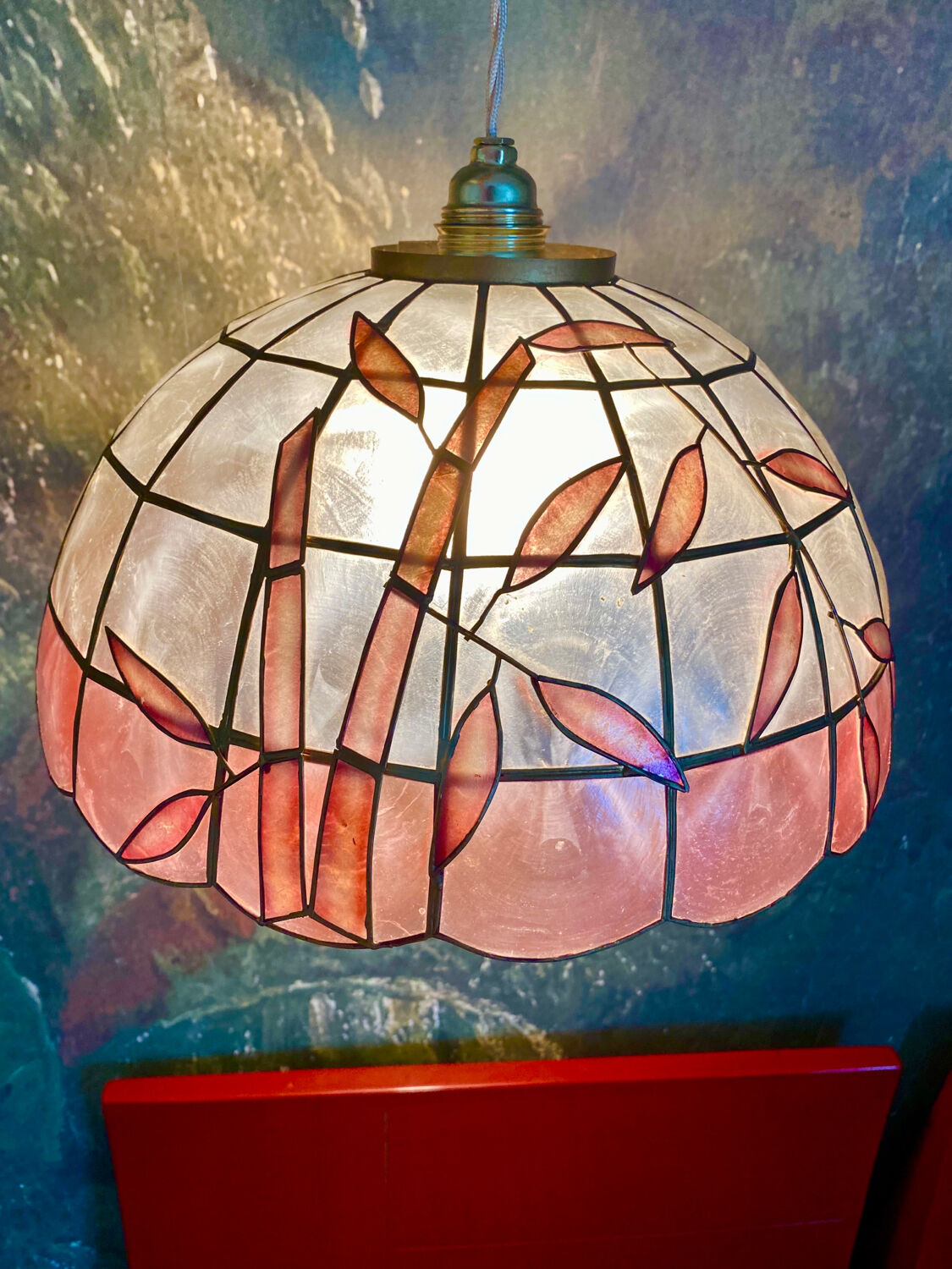Suspension vintage en nacre et laiton 1960