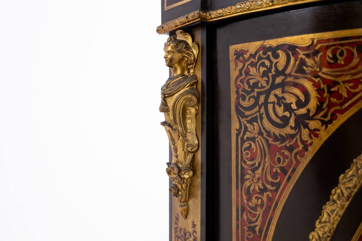 Commode d'angle ancienne, France, milieu du XIXe siècle.