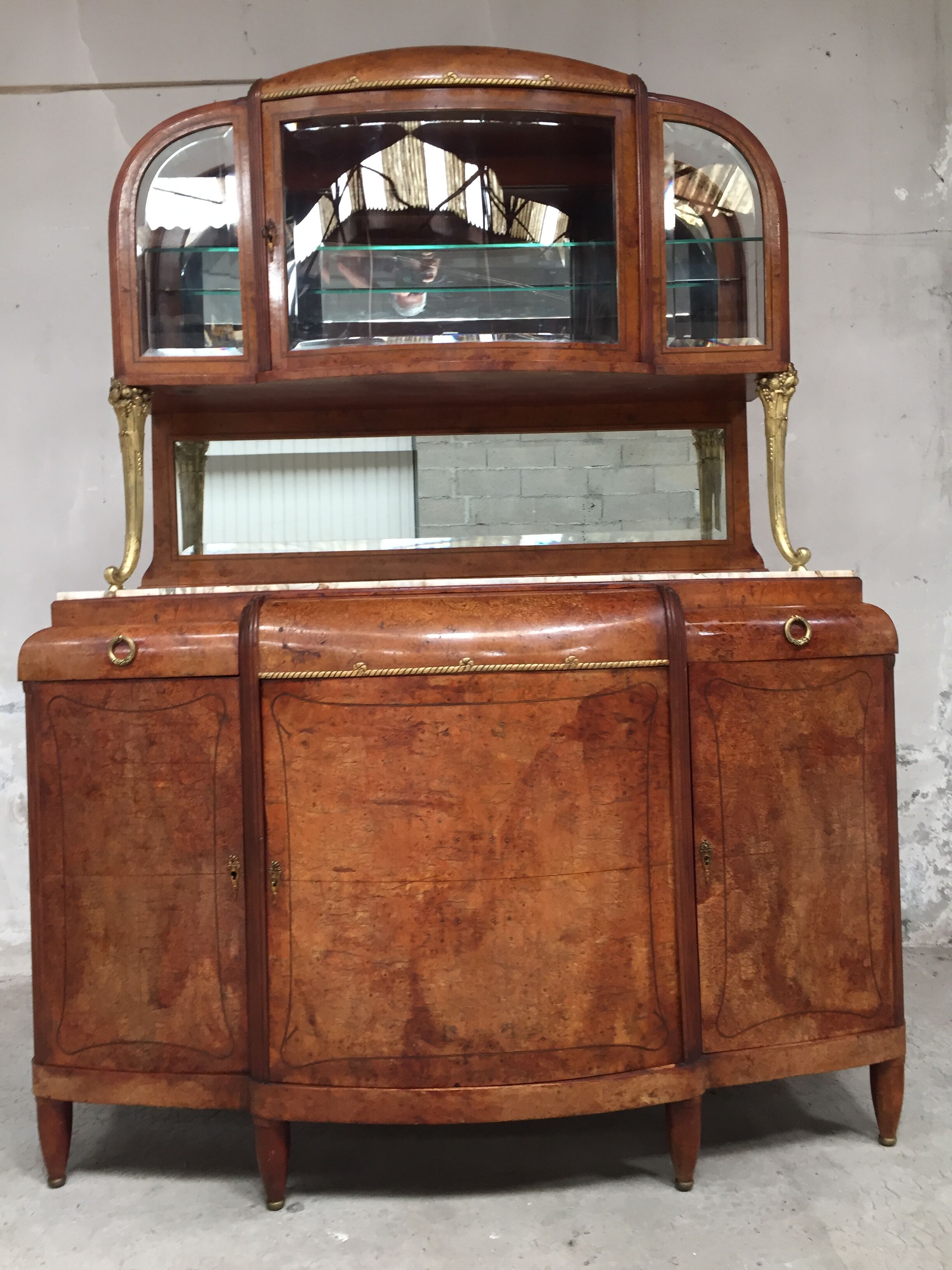 Meuble d'ébéniste art déco en loupe d'orme et bronze
