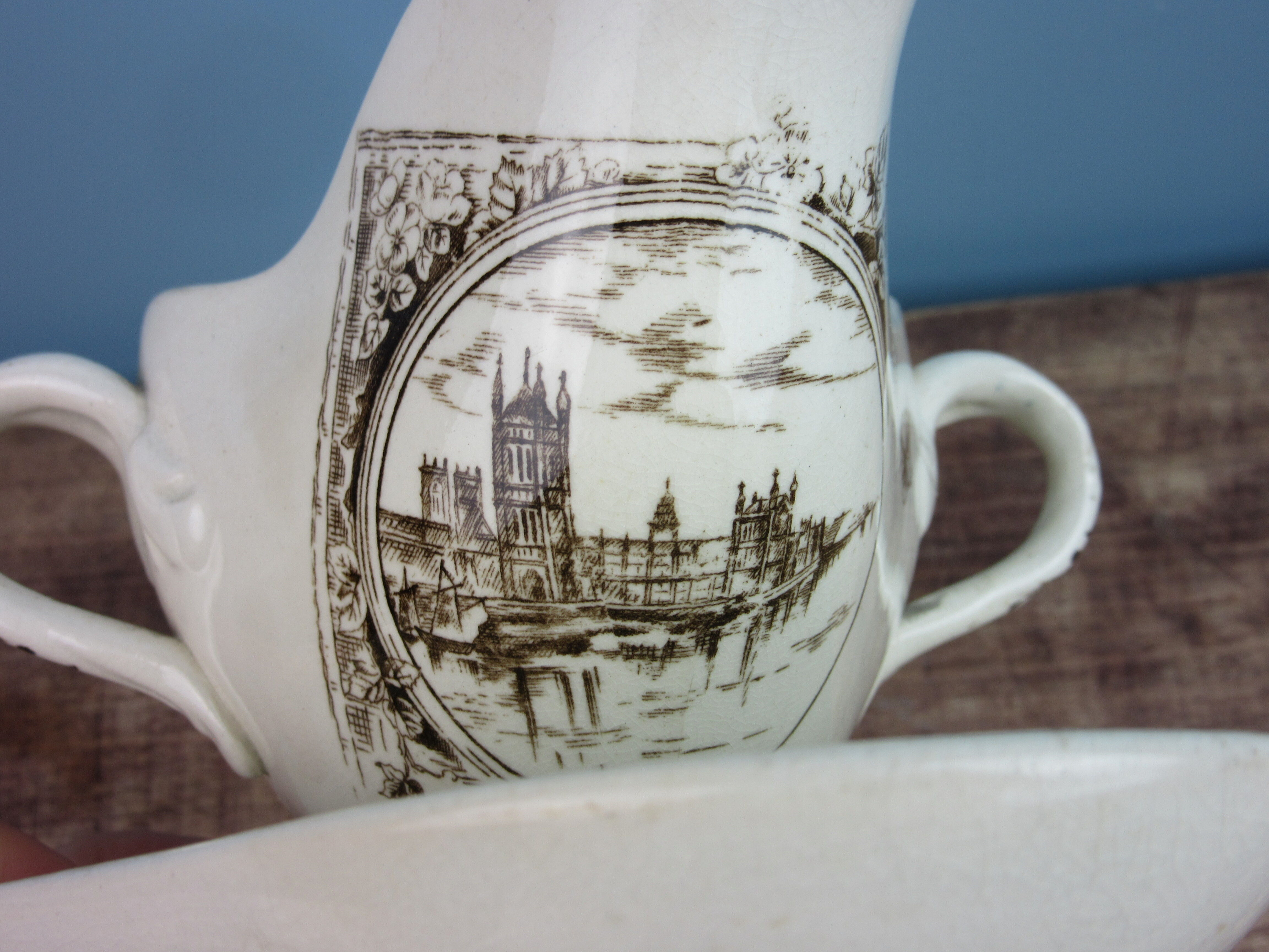 Saucière terre de fer, city landscapes