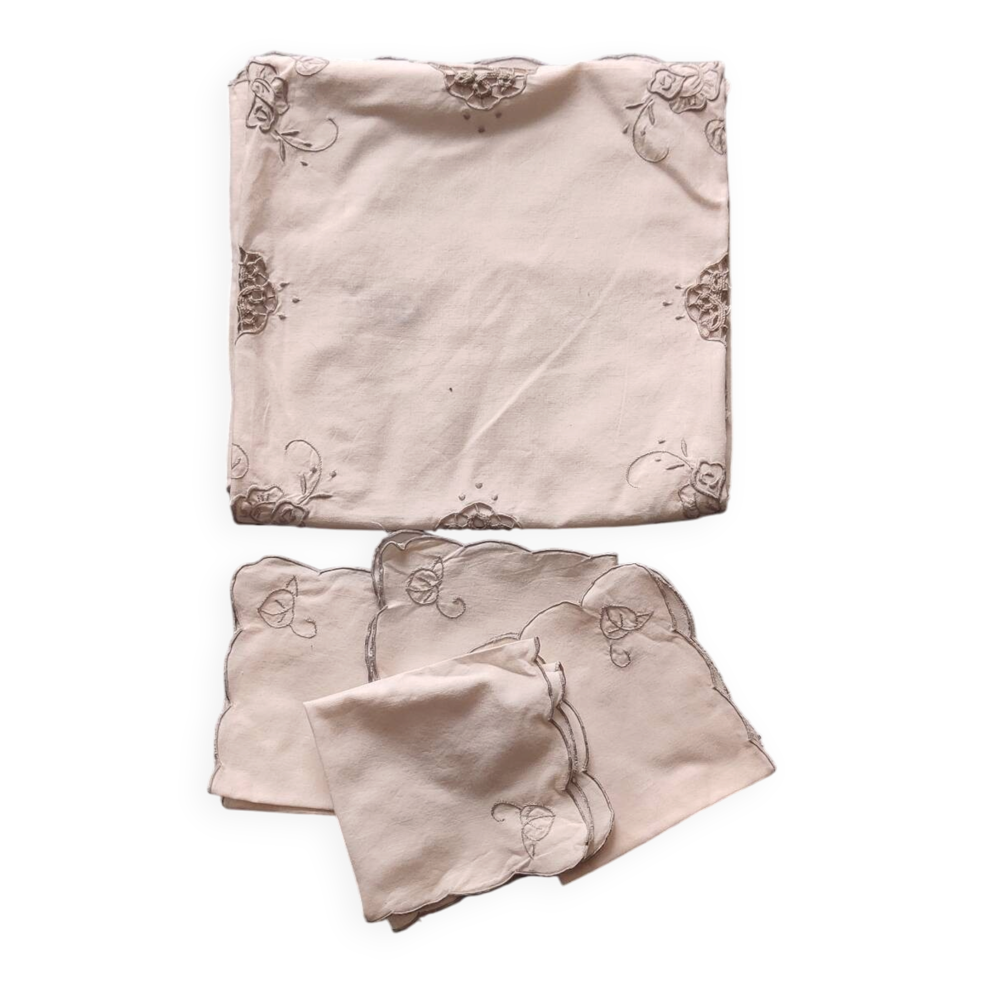 Embroidered tablecloth and its 4 napkins