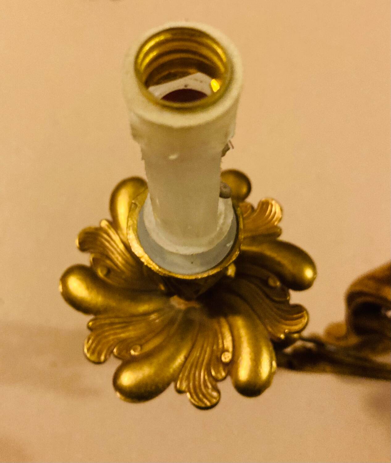 Louis XV Style wall light in gilded bronze from the 20th century decorated with acanthus leaves.