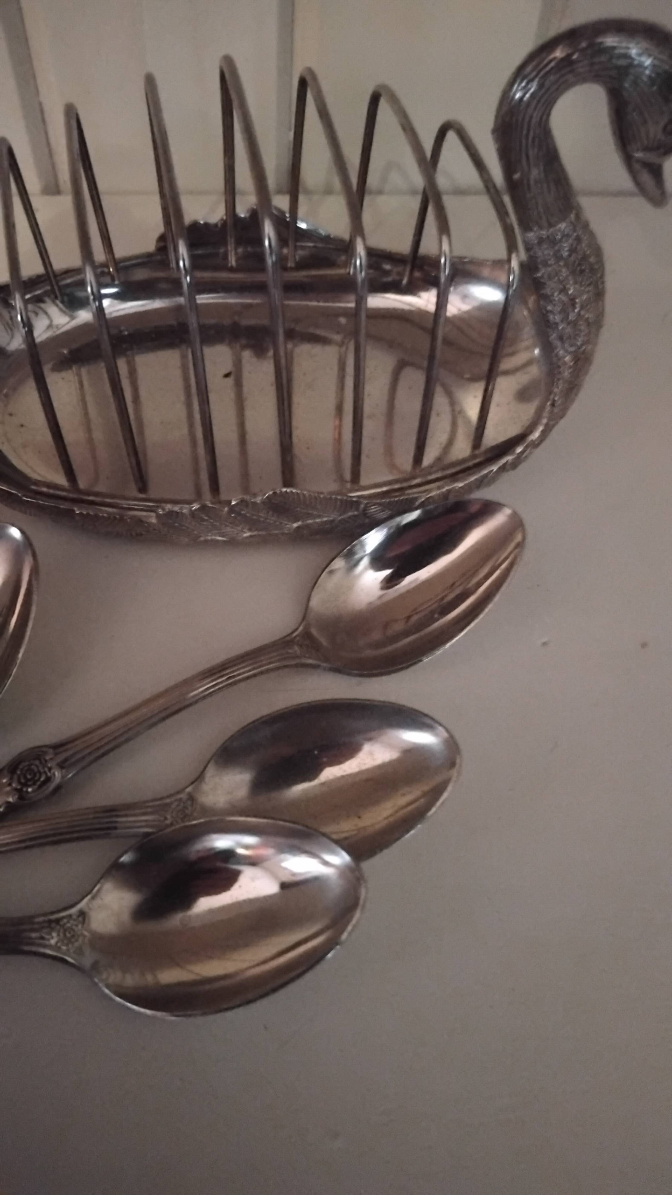 Service a toast with 6 silver-plated spoons.