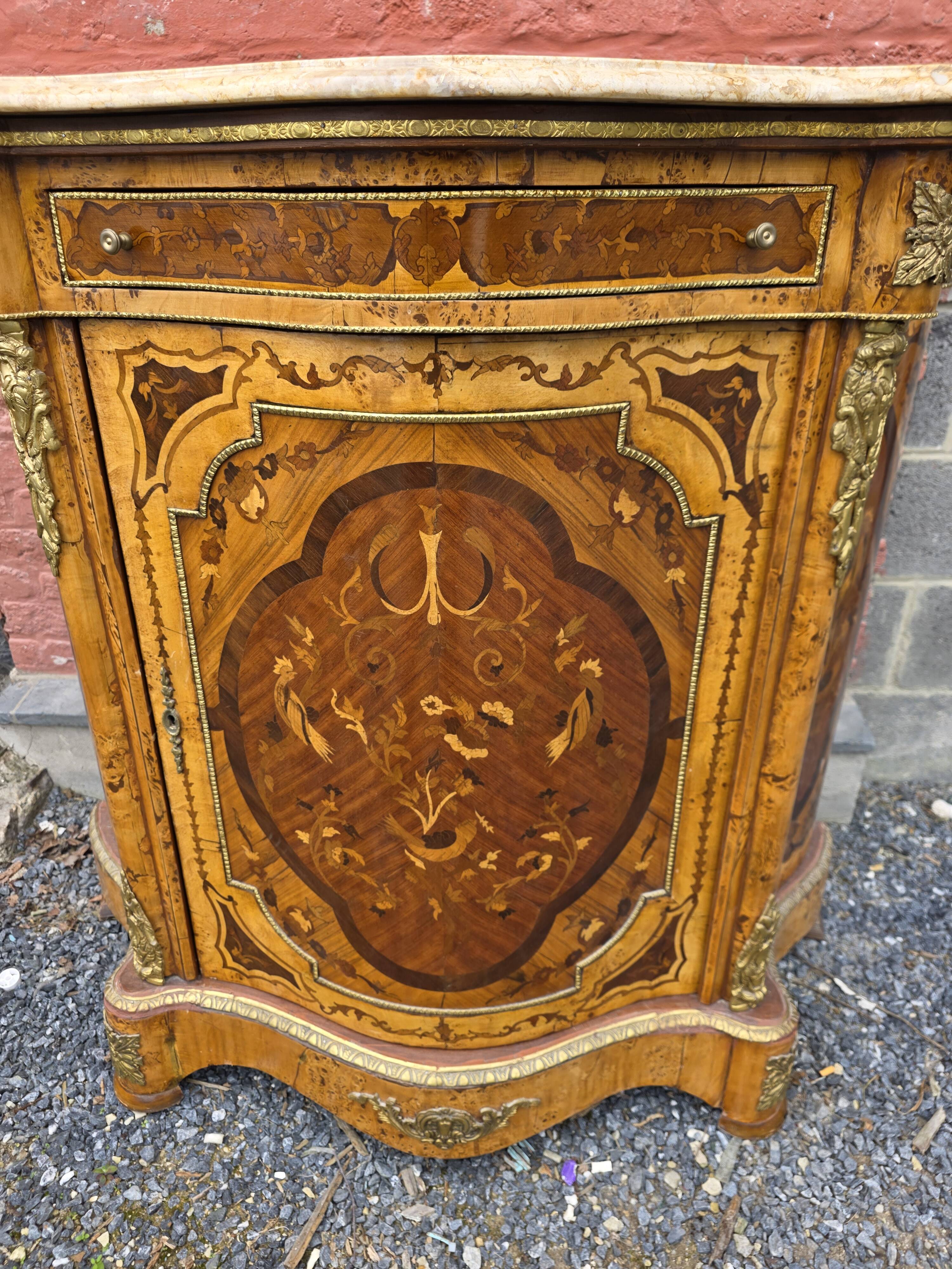 Low buffet in marquetry from the mid-20th century.