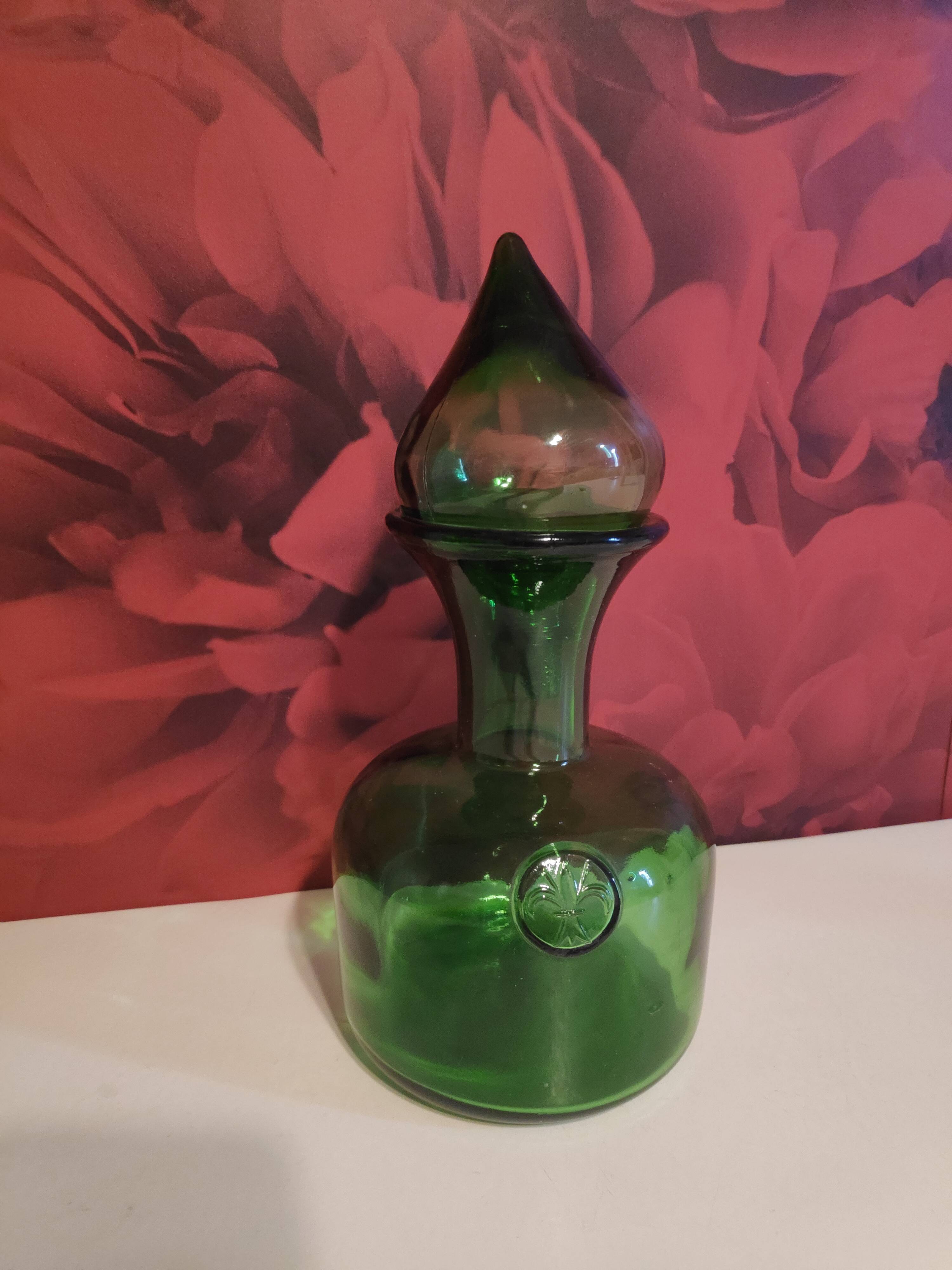 Carafe verte avec bouchon goutte d'eau