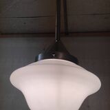 Suspension style Bauhaus métal chromé et globe opaline - années 20/30