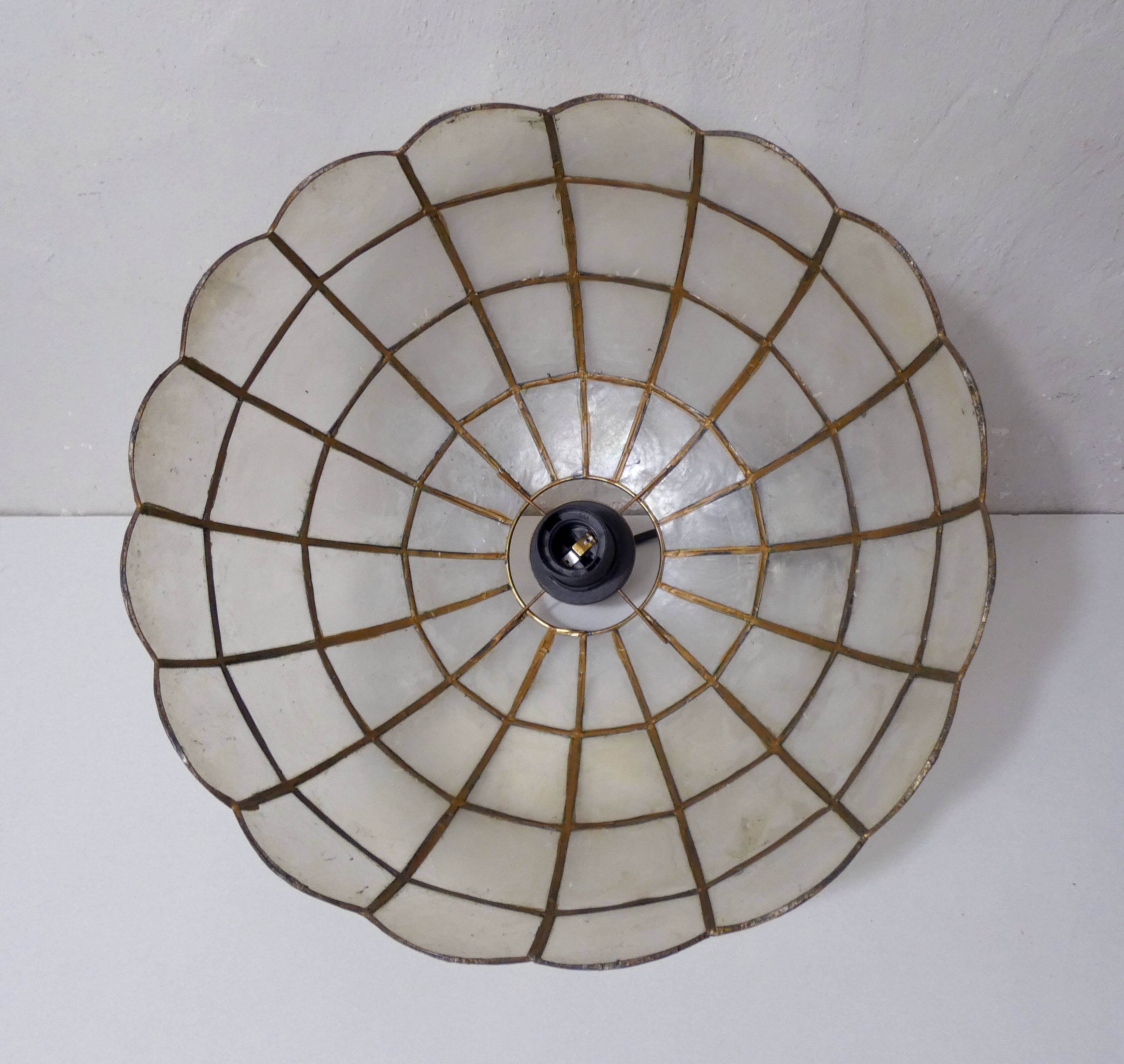suspension en nacre et laiton vintage