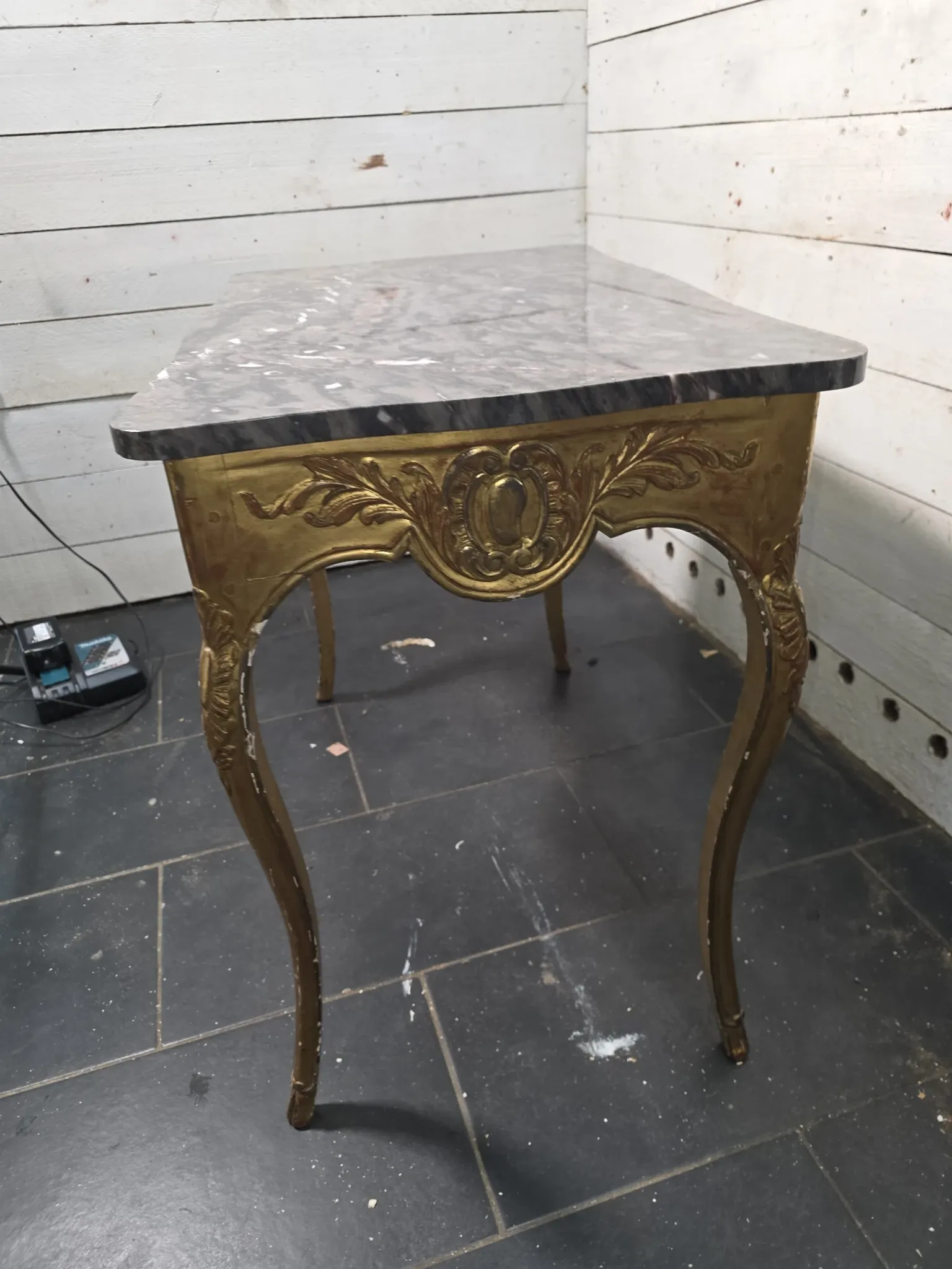 Table en bois doré style Louis XV du XIXe 