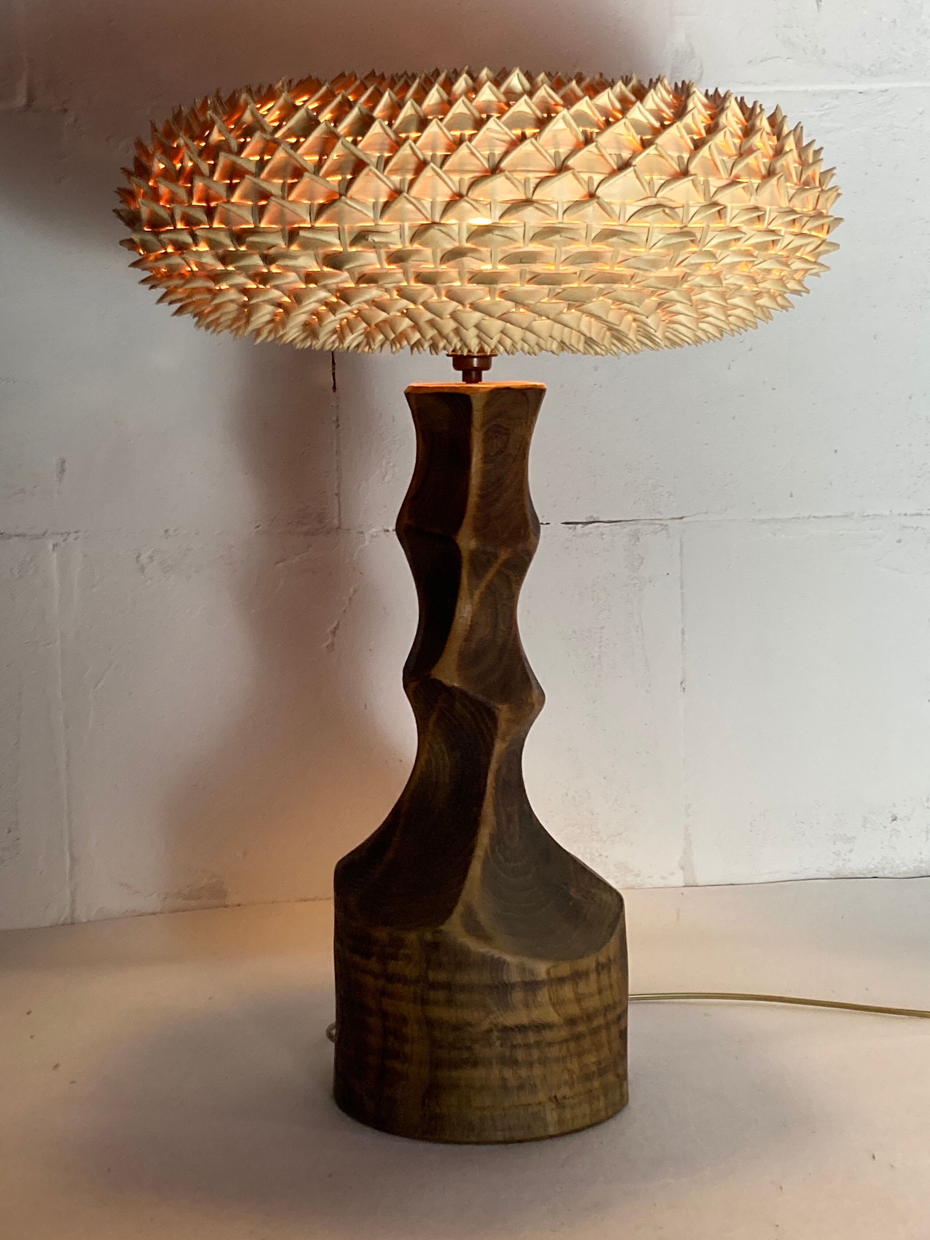 Large brutalist table lamp with rattan shade, Dutch ca 1960s ( 76 cm )