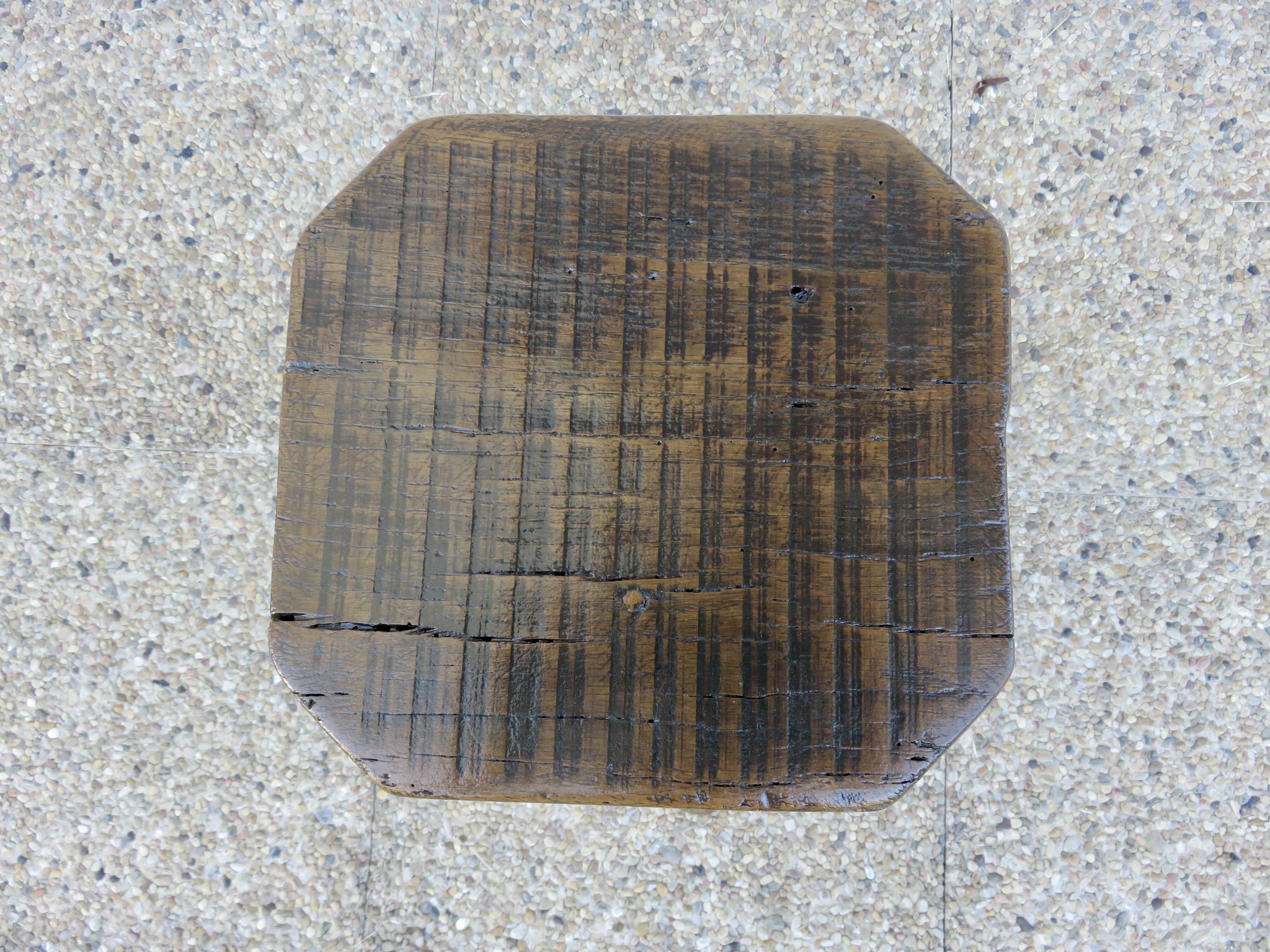 Tabouret de ferme tripode, assise hexagonale, bois massif, années 50-60