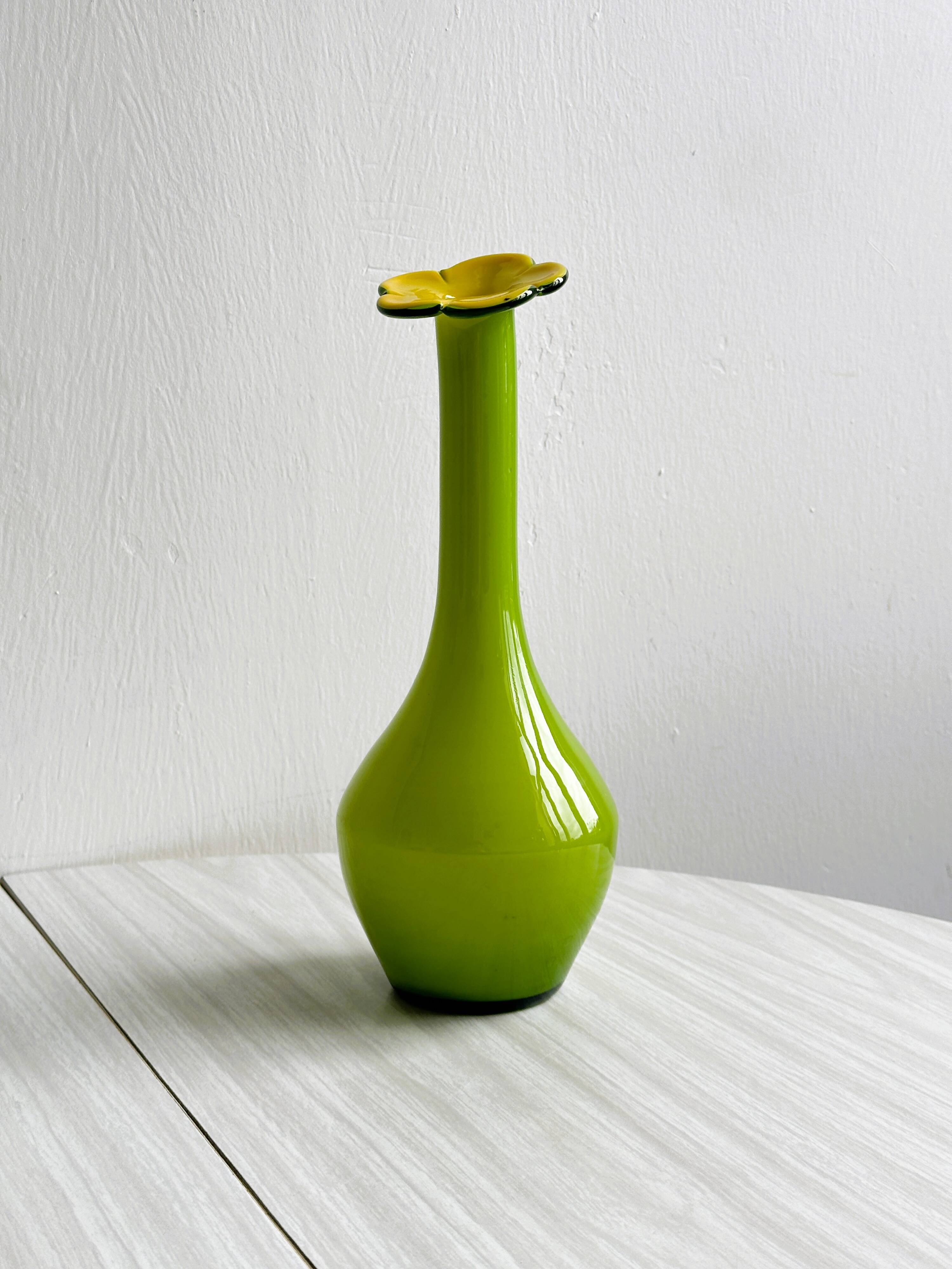 Vase en verre de forme florale, décoration vintage POP.