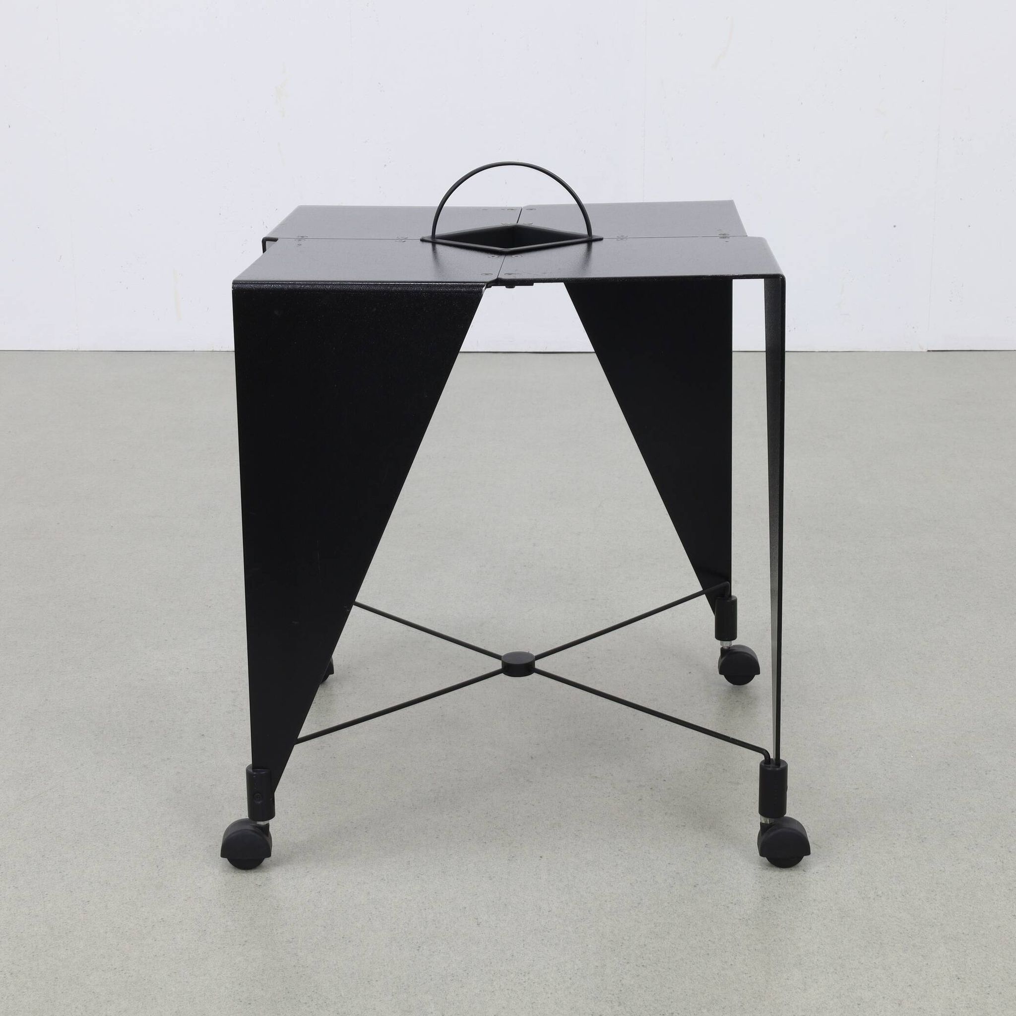 Table d'appoint sur roulettes Harlequin Errebi Italie, années 80 style Memphis