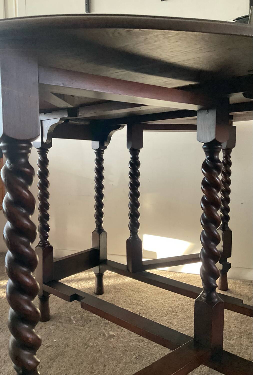 Ancienne table pliante anglaise en bois et pieds tournés 