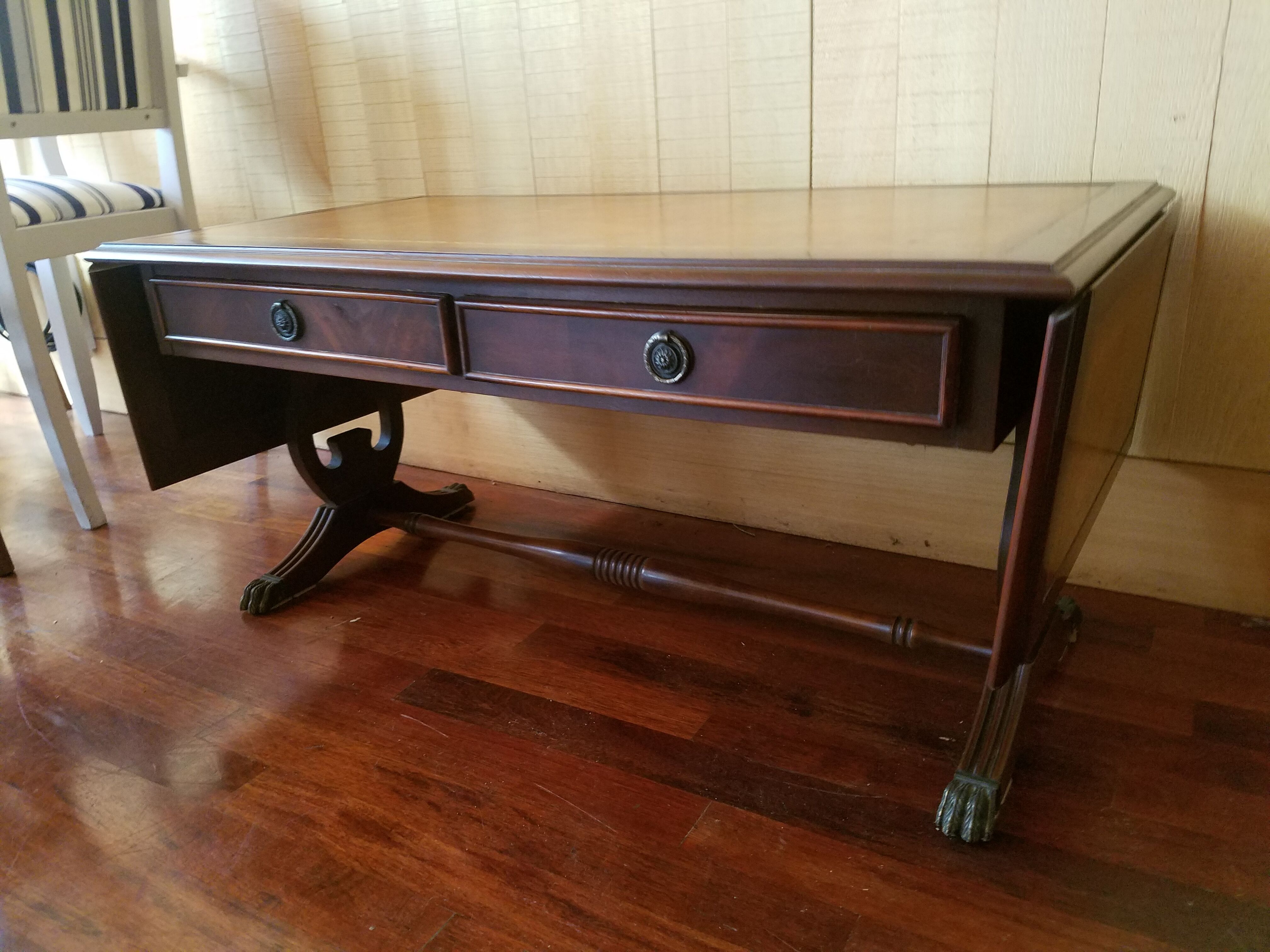 table-tier English lion feet, cherry and leather