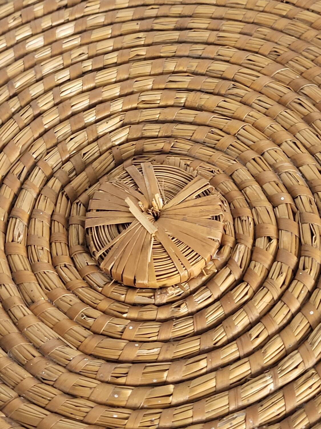 Round straw basket