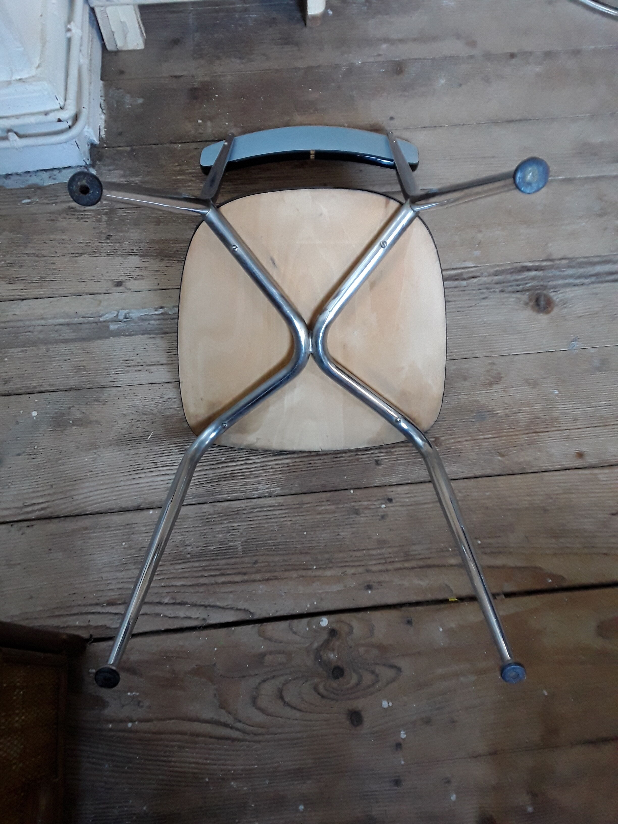 Chaise formica avec pieds à embouts chromés
