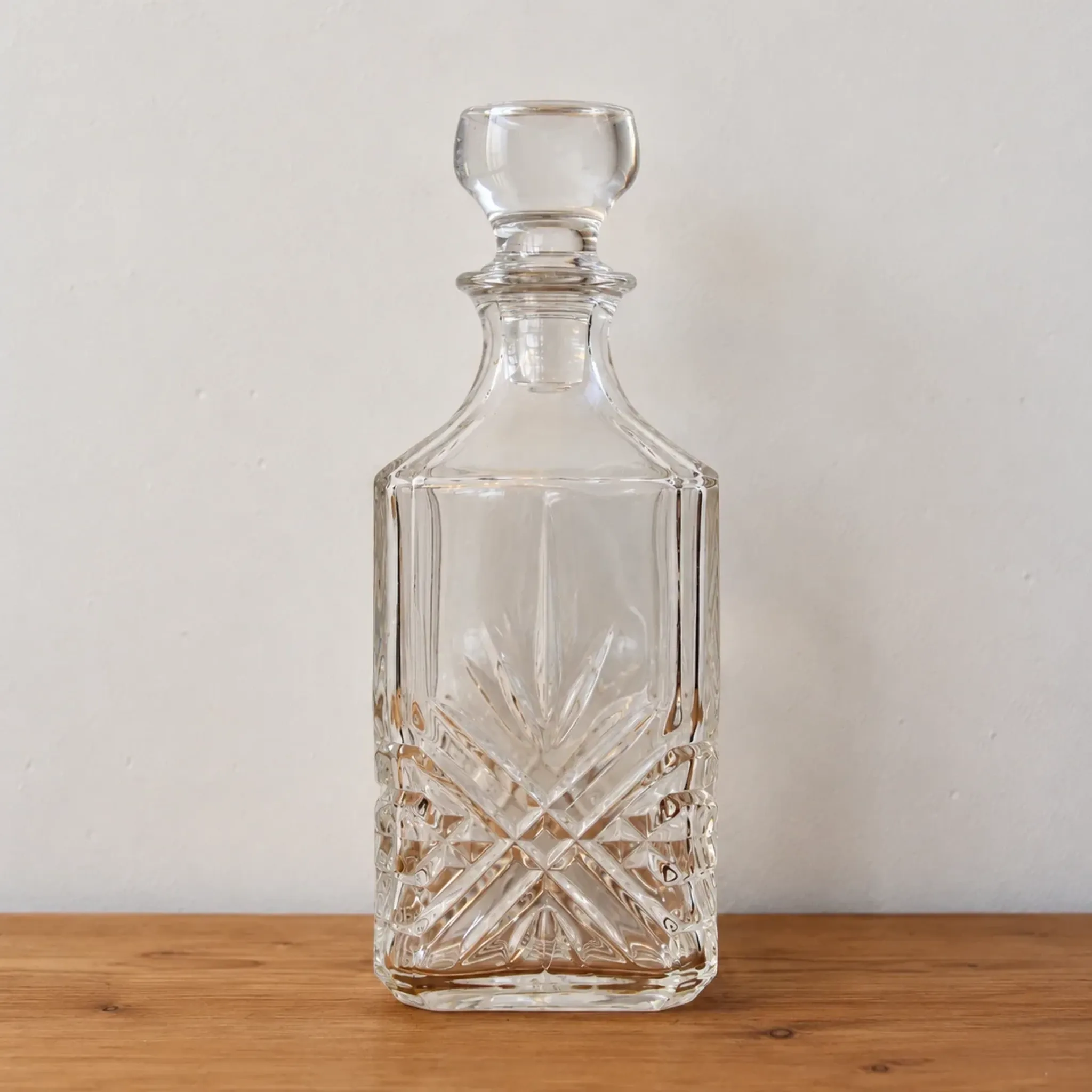 Vintage whisky carafe by Cristal d’Arques with geometric design and stopper – H 26 cm