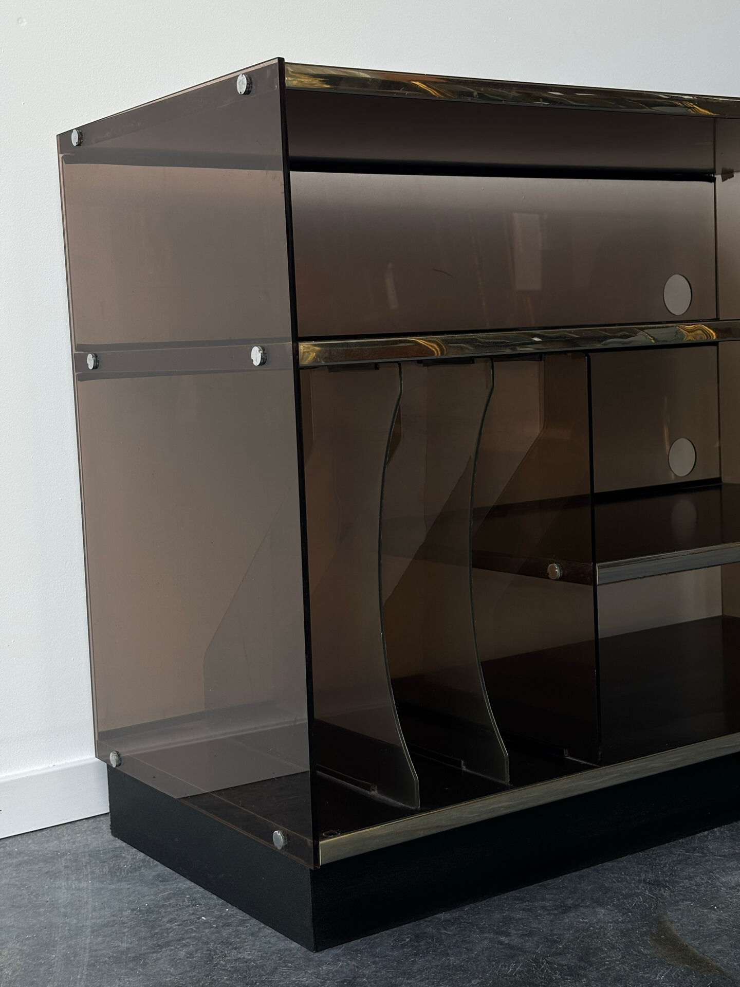 Meuble hi-fi en plexiglas fumé 1970