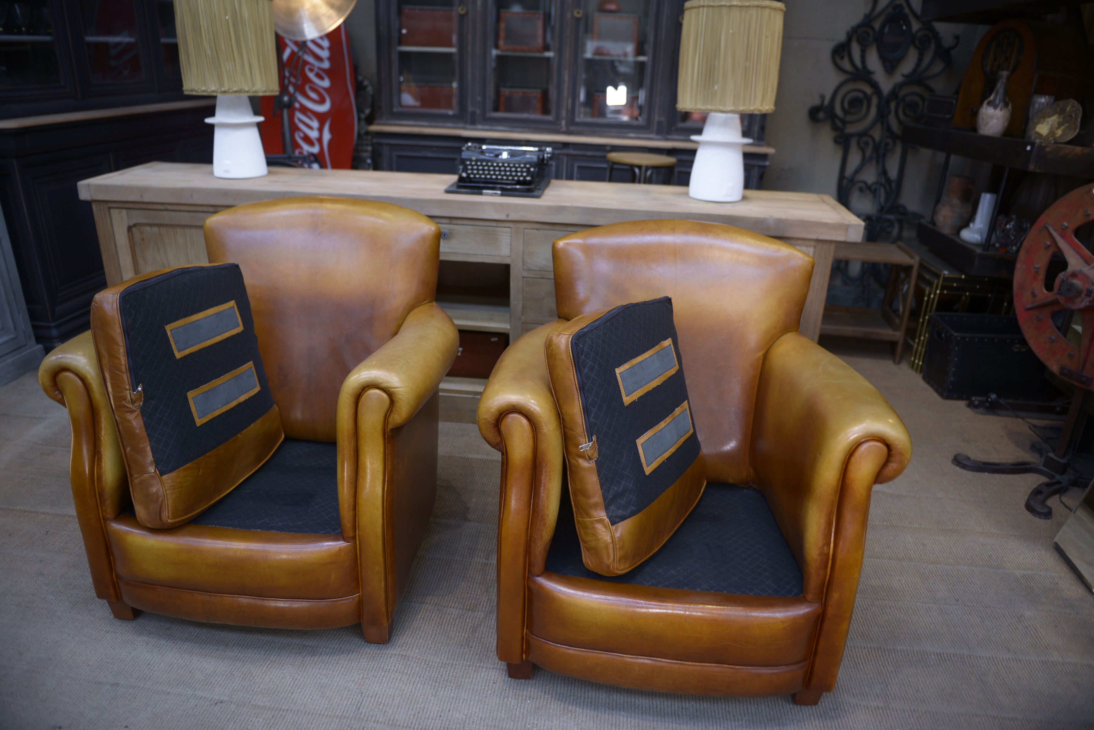 Paire de fauteuils club vintage en cuir