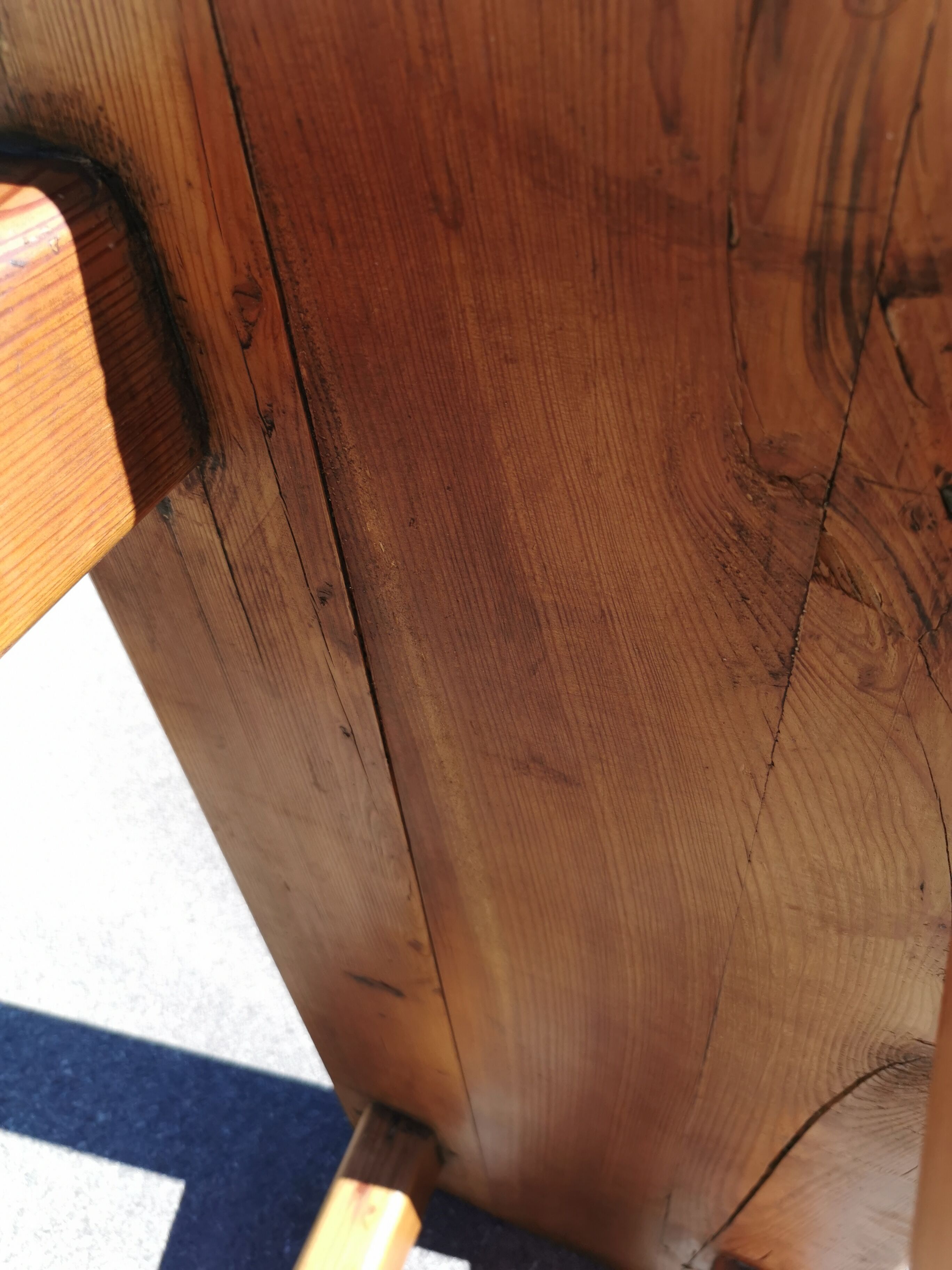 Brutalist table in meleze