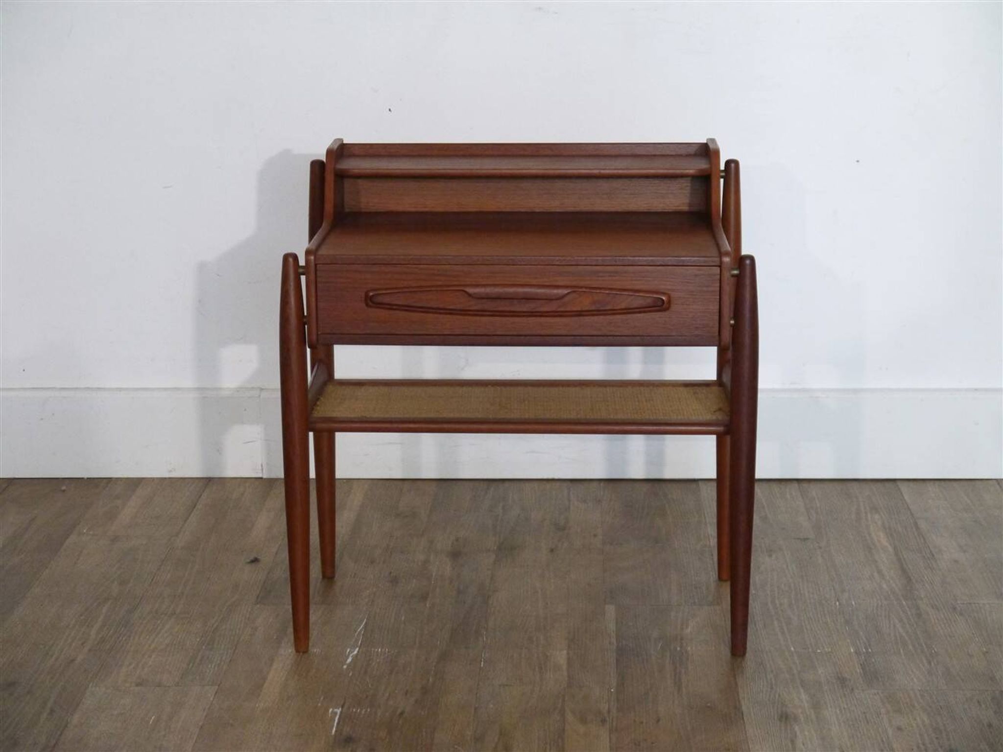 Table d'appoint ou de chevet danoise en teck 1960