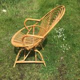 Fauteuil vintage en rotin de forme ovoïde.