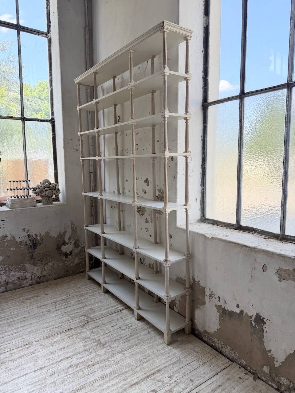 Bibliothèque, étagère XL Napoléon en bois patiné blanc