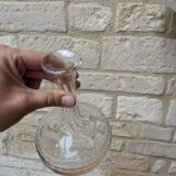 Ancienne carafe ronde en verre ciselé avec bouchon