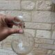 Ancienne carafe ronde en verre ciselé avec bouchon