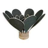 Lampe à poser fleur composée de pétales en rotin et lin vert sapin