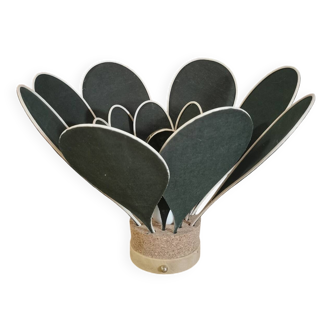 Lampe à poser fleur composée de pétales en rotin et lin vert sapin