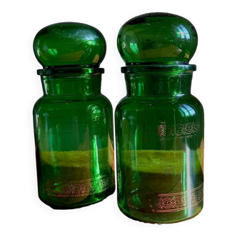 Paire de bocaux en verre belge avec bouchons. Anciens bocaux d'apothicaire vert et or.