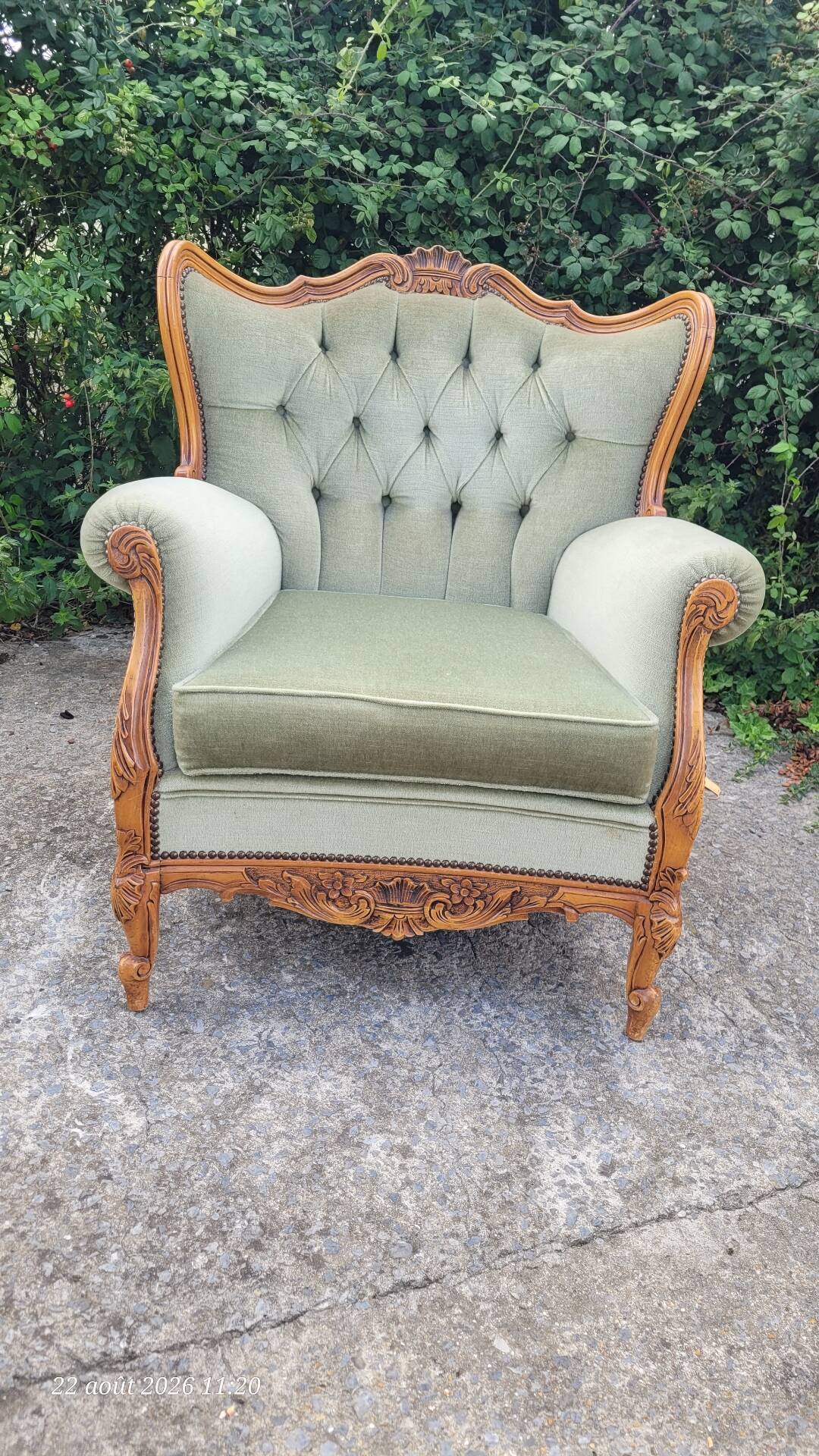 Fauteuil ancien Louis XV  en velours vert d eau