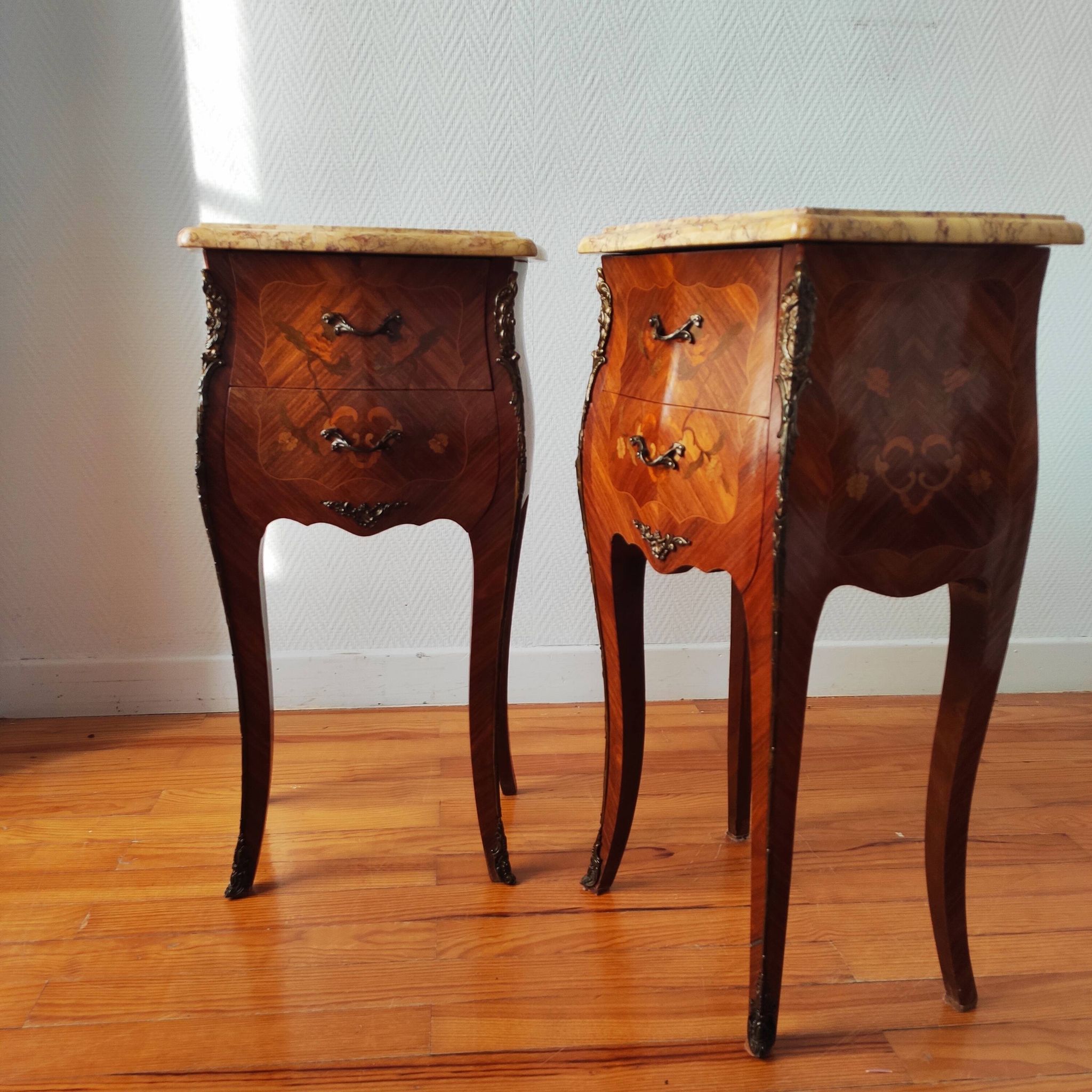 Paire de tables de chevet style Louis XV