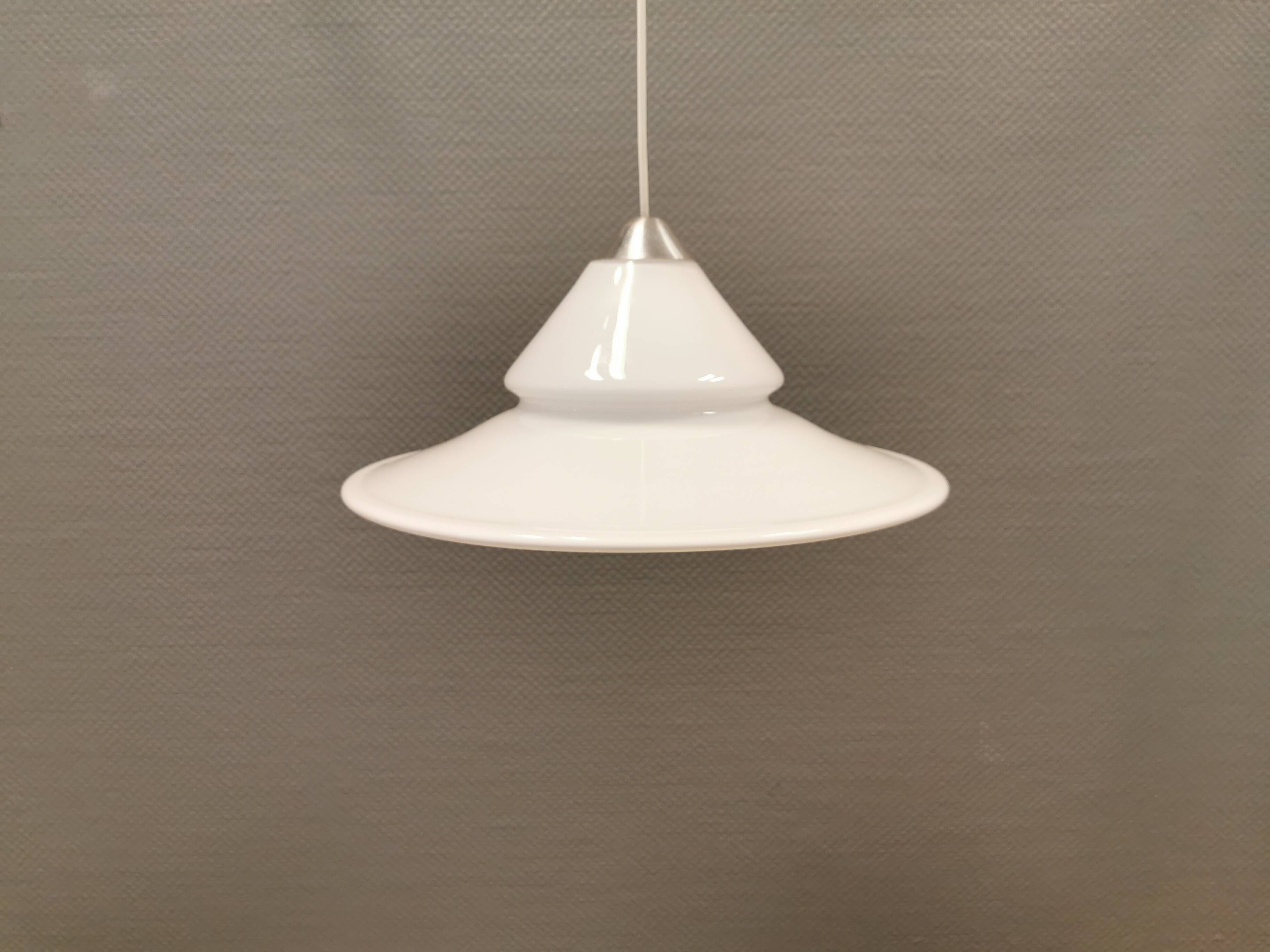Lampe suspendue en verre opale, de la verrerie danoise Holmegaard, années 1980