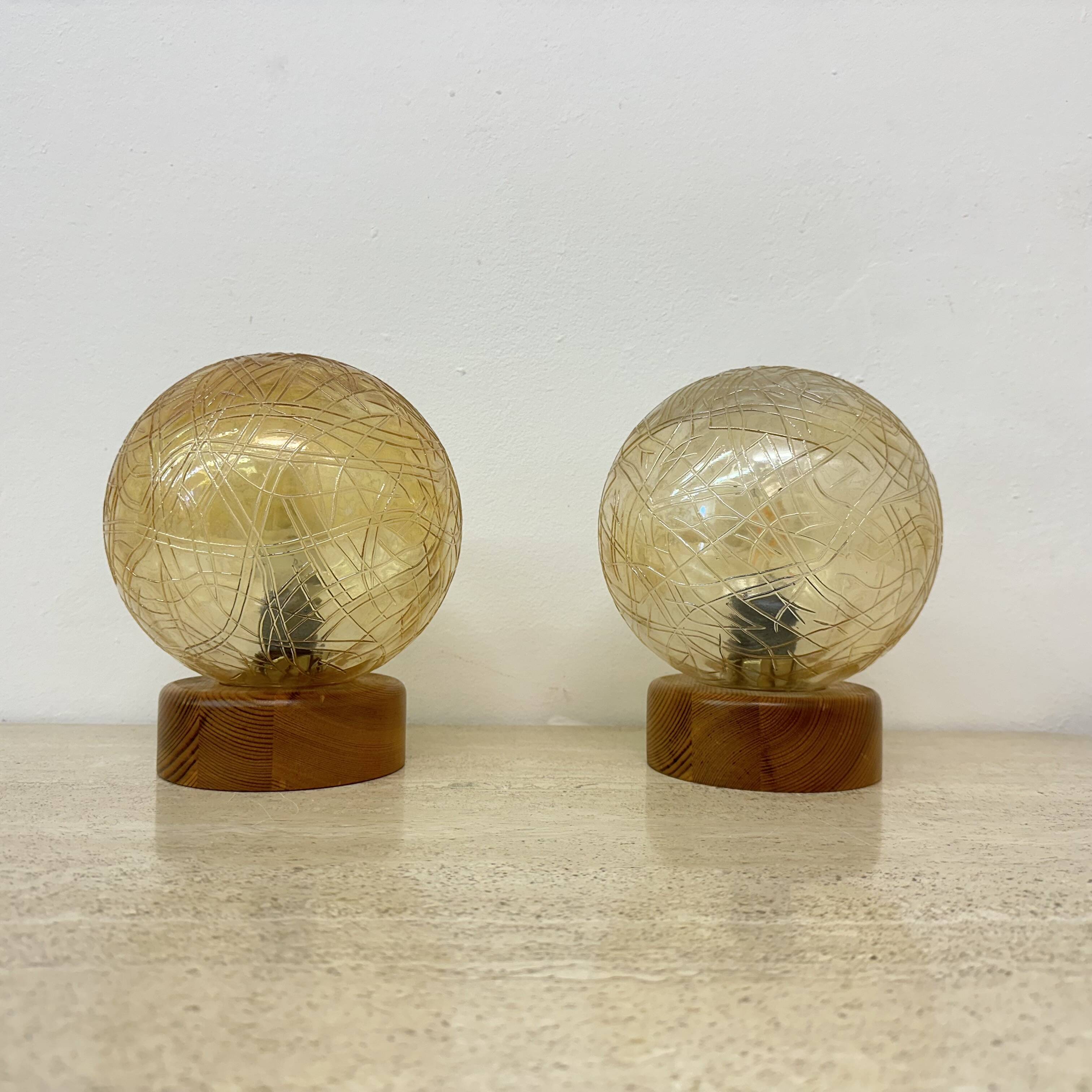 Ensemble de 2 lampes de table en verre et bois, années 1980