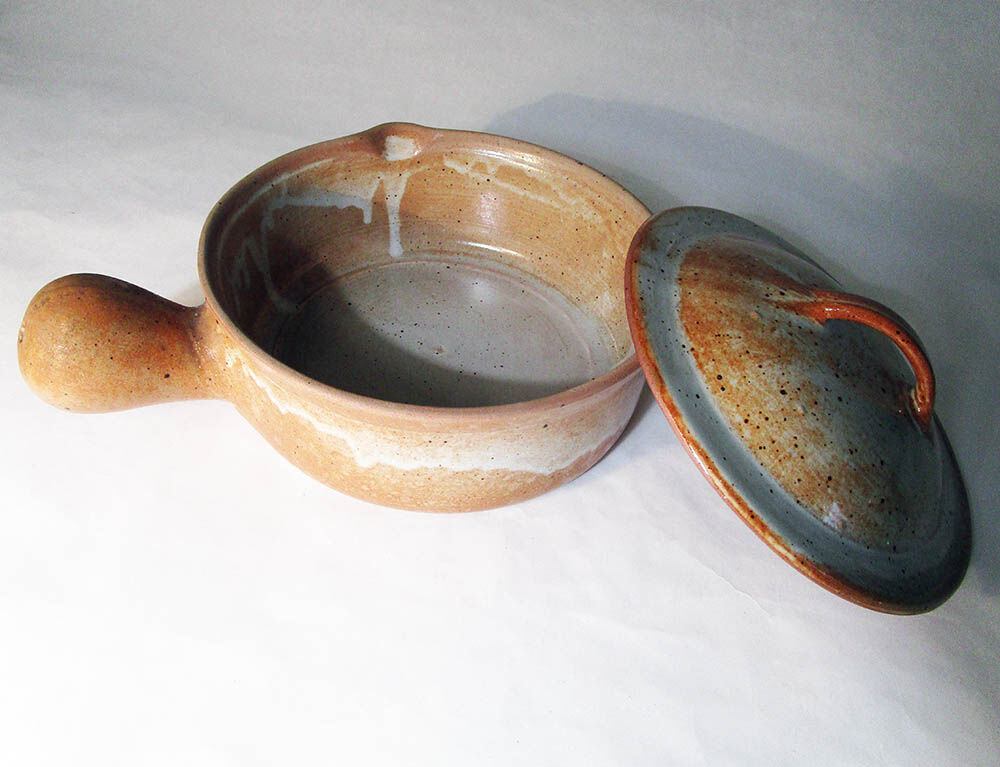 Sandstone pan with lid